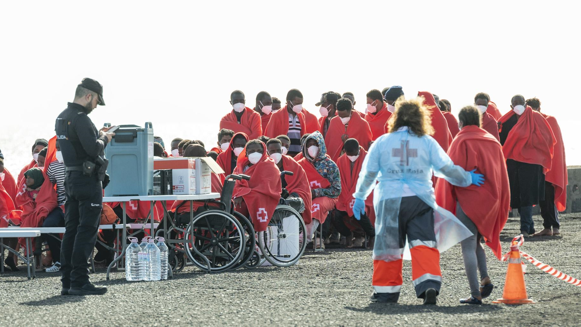 Rescate de 112 personas de origen subsahariano, 93 hombres, 15 mujeres y 4 menores, que viajaban en dos embarcaciones en aguas cercanas a la isla de Lanzarote. / EFE-ADRIEL PERDOMO