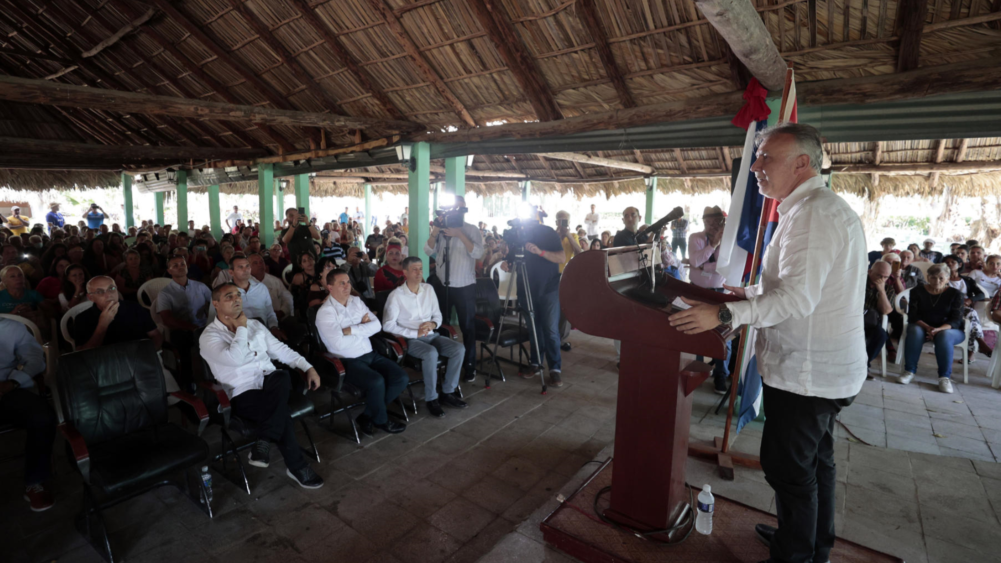 El presidente de Canarias, Ángel Víctor Torres, en Cabaiguán (Cuba).  /EFE / Ernesto Mastrascusa