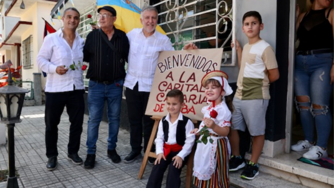 El presidente de Canarias con unos niños vestidos de típico canario en Cuba. / Gobierno de Canarias
