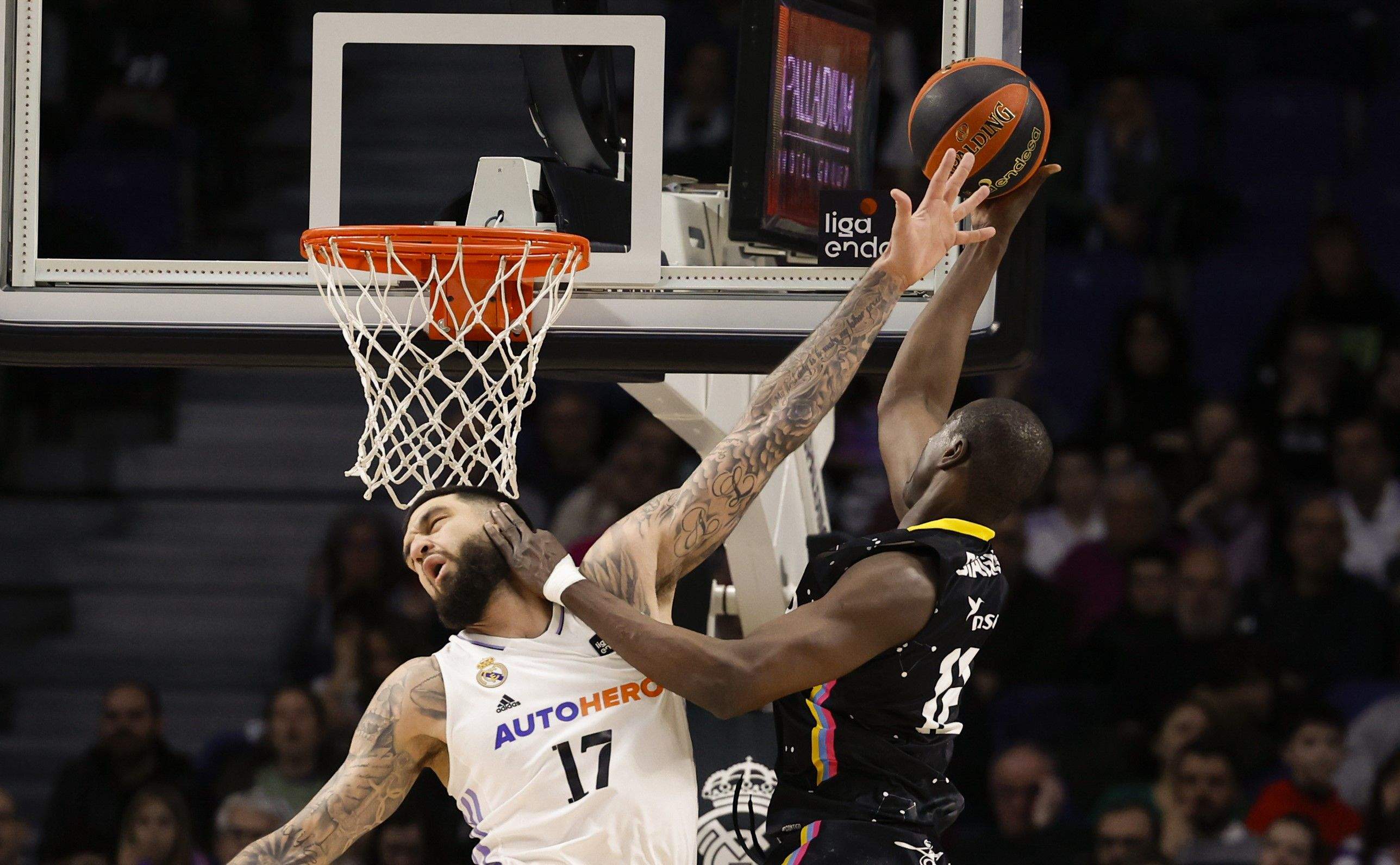 Moussa Diagne impacta en Vincent Poirier en un lance de la victoria madridista por 88-77 ante el CB Canarias./ EFE.