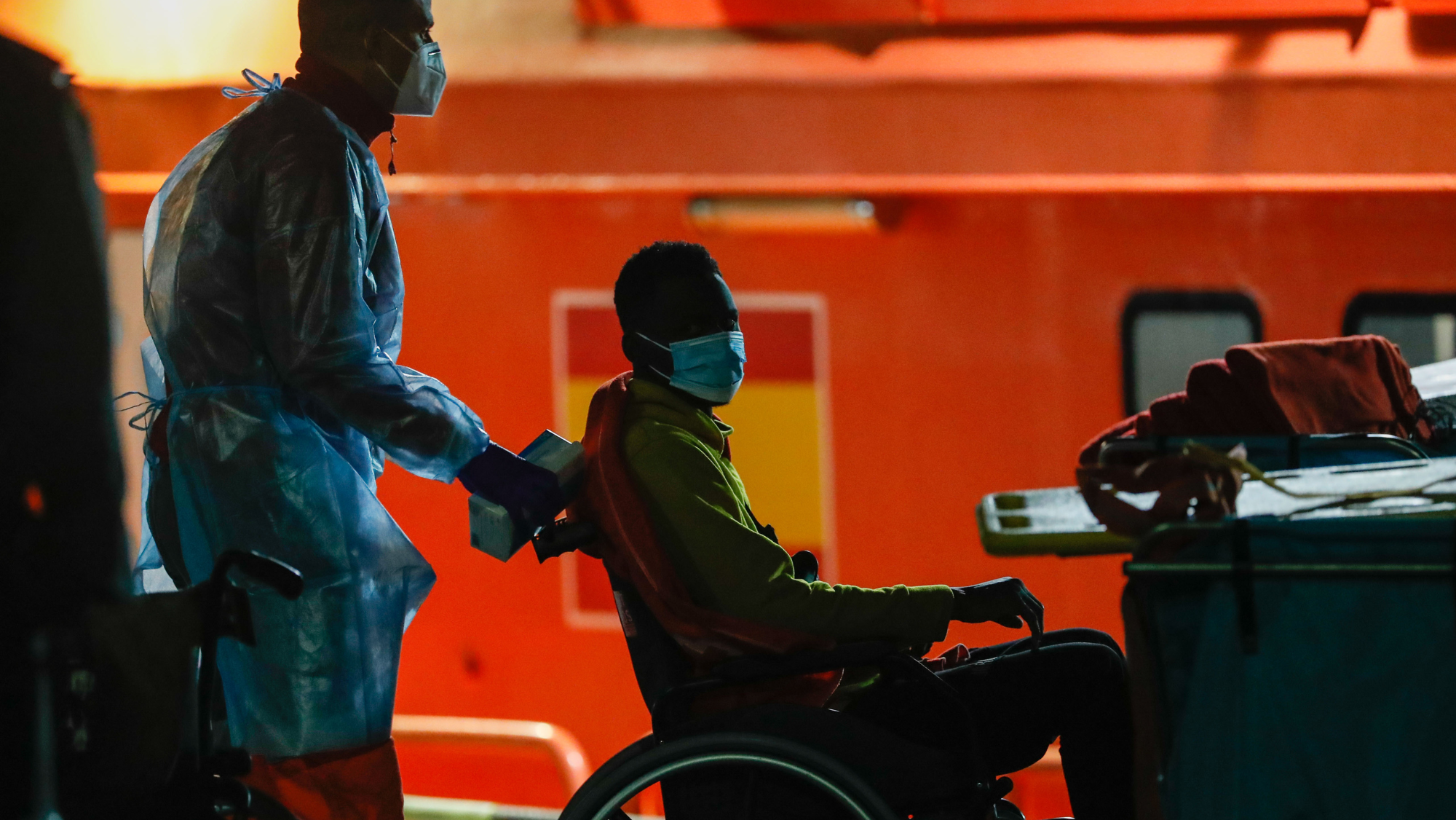 Uno de los migrantes rescatado en aguas Canarias este fin de semana. / EFE / Elvira Urquijo A.