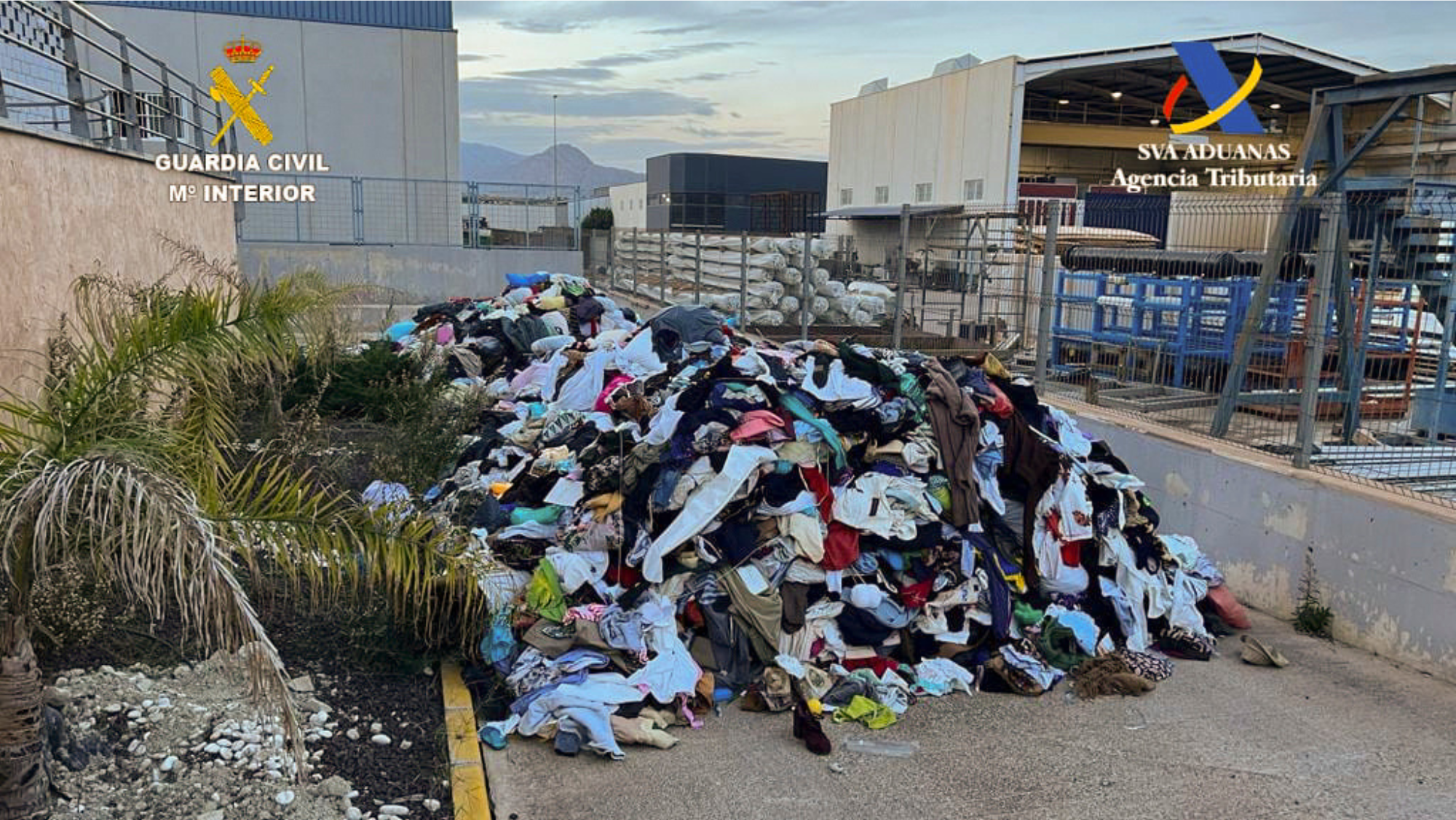 Imagen del cargamento de ropa donde ocultaban la droga. / Guardia Civil y Vigilancia Aduanera