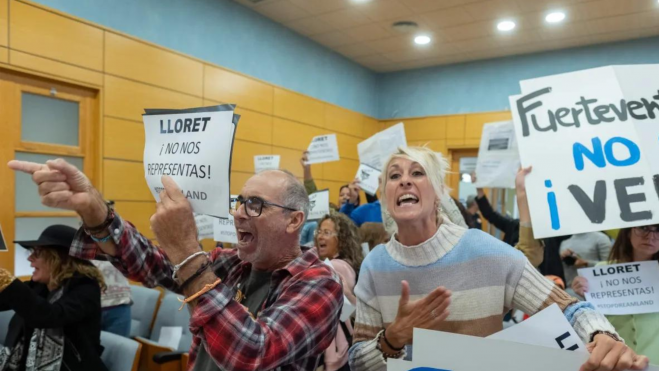 Ciudadanos protestando contra Dreamland en el Pleno del Cabildo. / EFE / Carlos de Sáa
