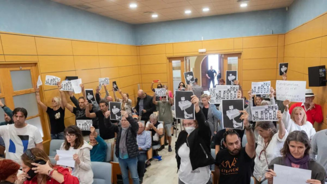 Ciudadanos protestando contra Dreamland en el Pleno del Cabildo. / EFE / Carlos de Sáa (1)