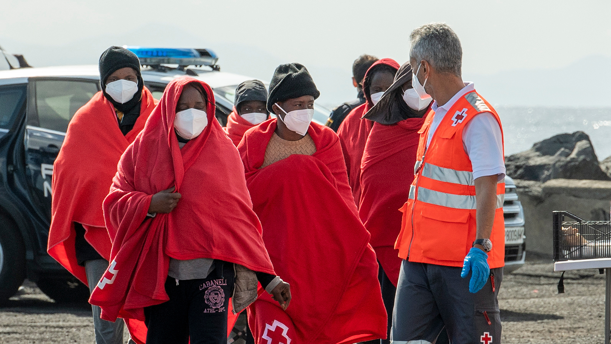 El buque de salvamento Marítimo Guardamar Calíope ha socorrido a primera hora de la tarde de este lunes a unos 35 kilómetros al este de Lanzarote a 59 personas. /Efe