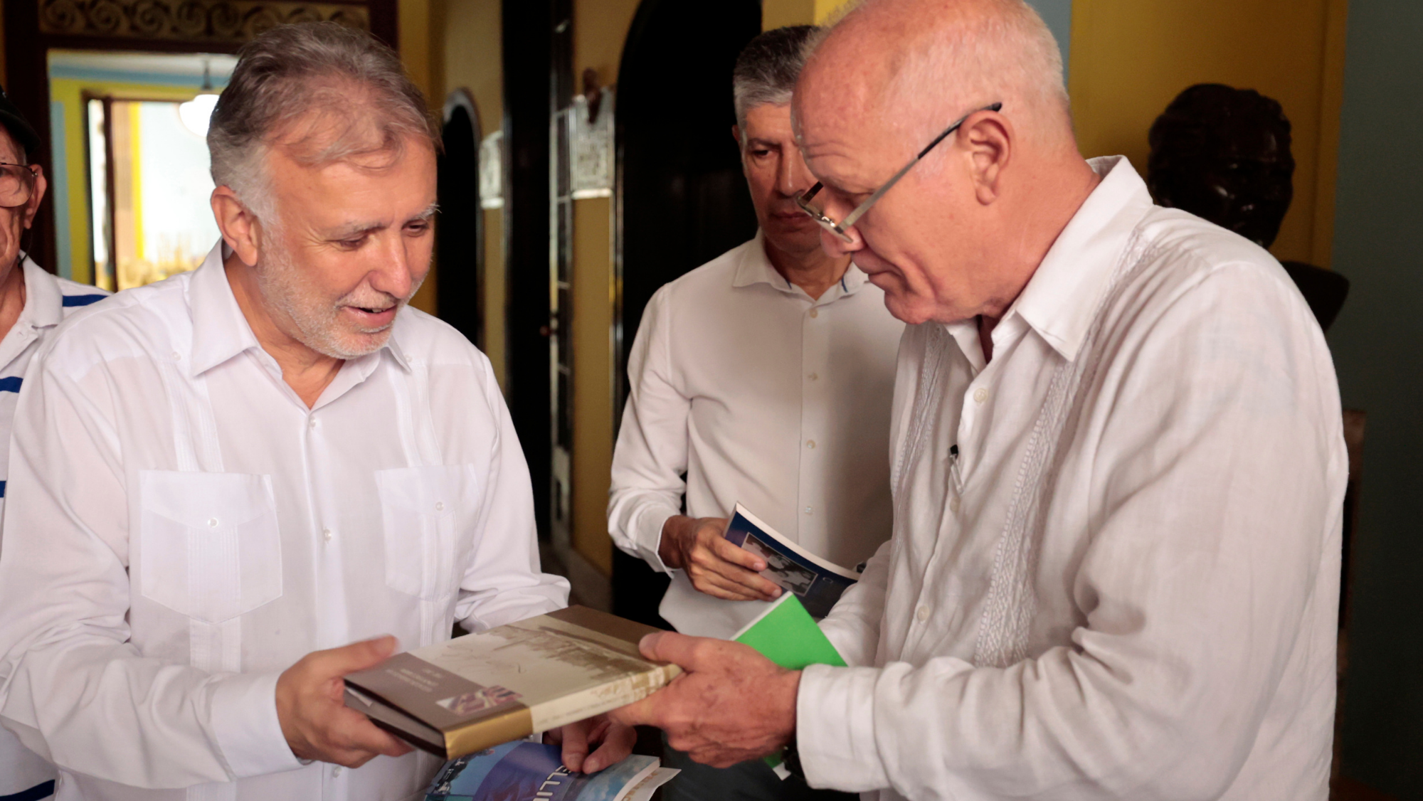 El presidente de Canarias, Ángel Víctor Torres (i), habla hoy con el viceministro de Cultura cubano, Fernando Rojas, durante una visita a la Casa de Canarias en La Habana (Cuba). /Efe