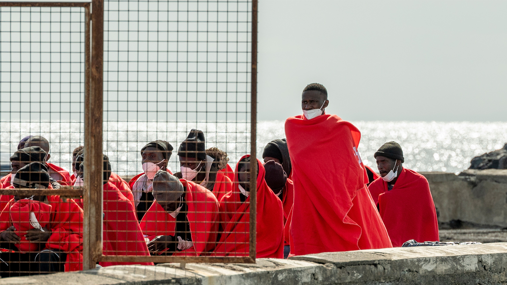 Personas migrantes rescatadas este lunes en Lanzarote. / EFE / Adriel Perdomo