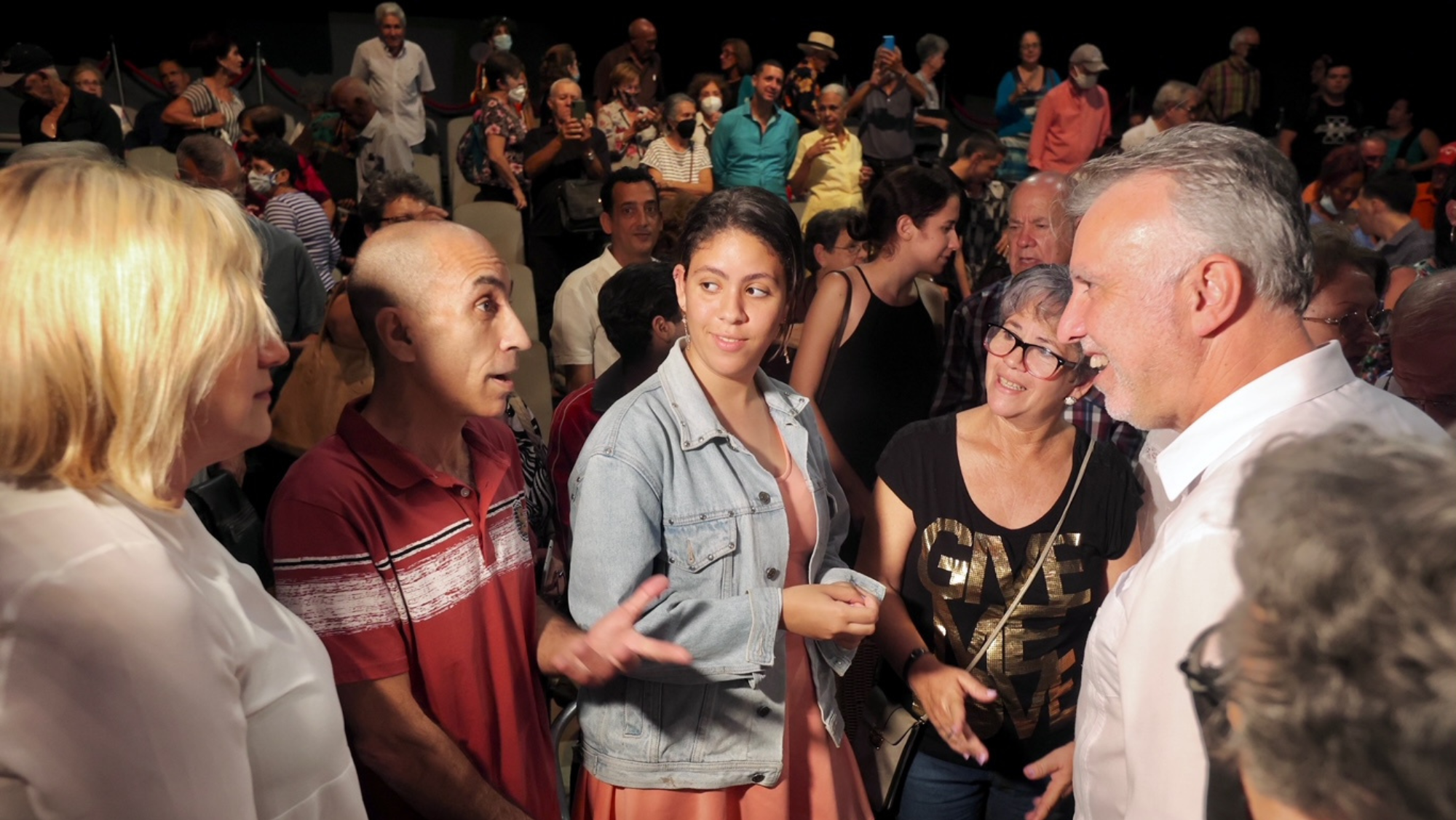 Torres durante la visita a los canarios en el teatro Bertolt Brecht, en La Habana. / Gobierno de Canarias