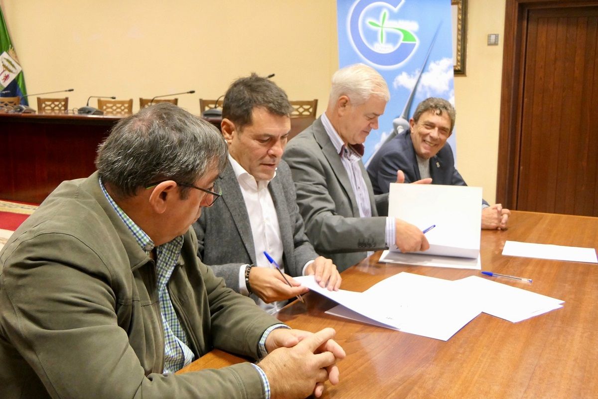Alejandro Morales, presidente de la Federación Interinsular de Fútbol de Tenerife (firmando a la izquierda) y Alpidio Armas, presidente de El Hierro (firmando a la derecha), acordaron el patrocinio de Gorona del Viento a la Liga regional en enero de 2023./ Archivo