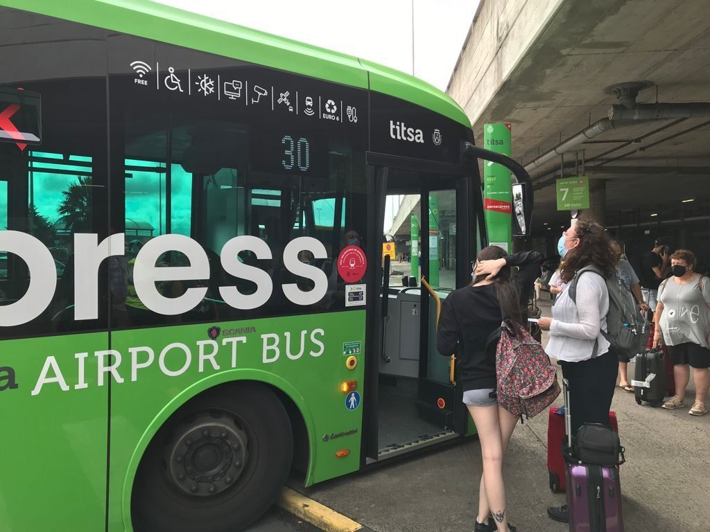 Llevar mascarilla ya no será obligatorio para viajar en guagua. / TITSA