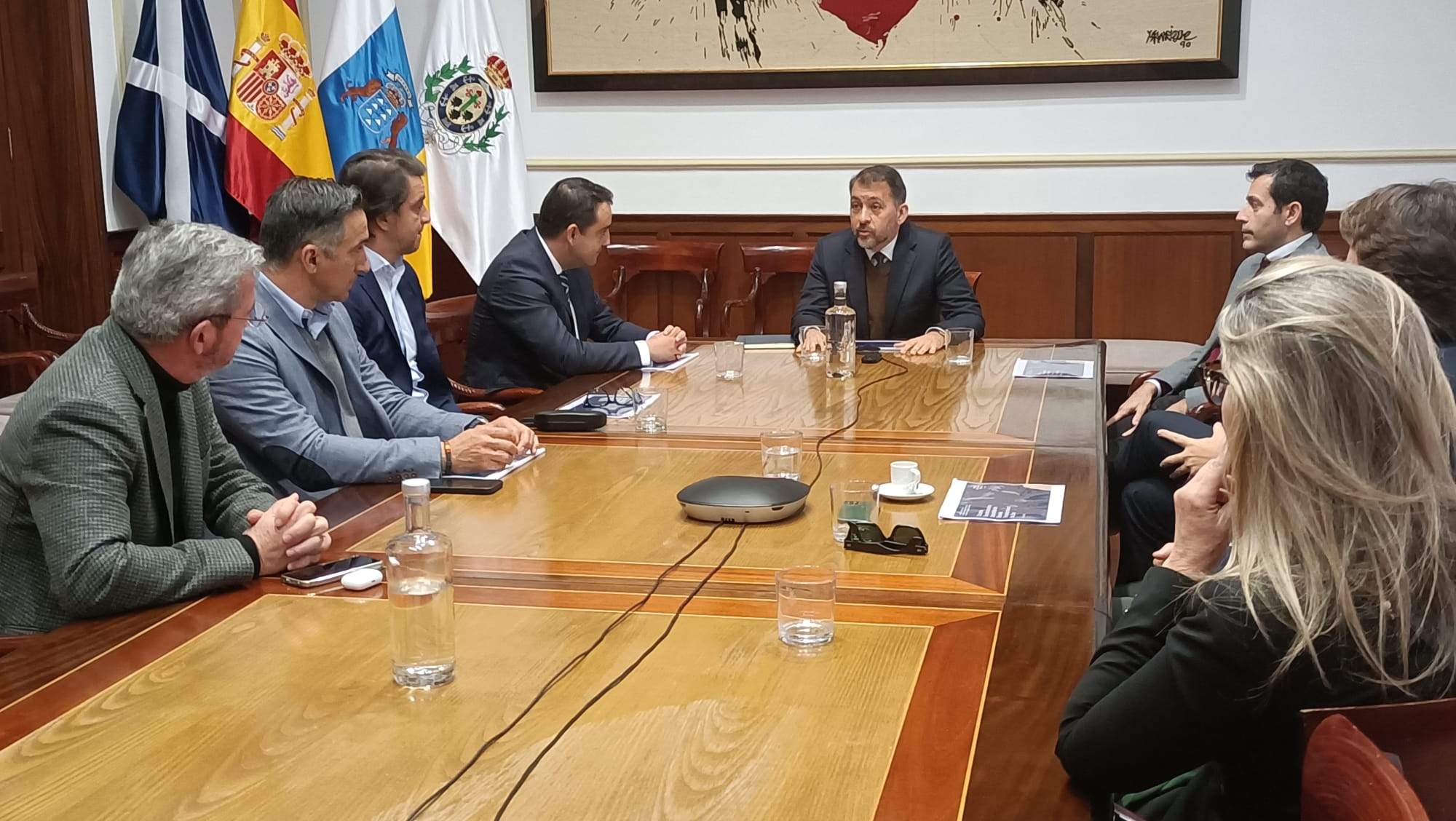 Reunión entre el Ayuntamiento de Santa Cruz de Tenerife, la Cámara de Comercio y el Círculo de Empresarios de Lanzarote sobre el Clúster./ Cedida