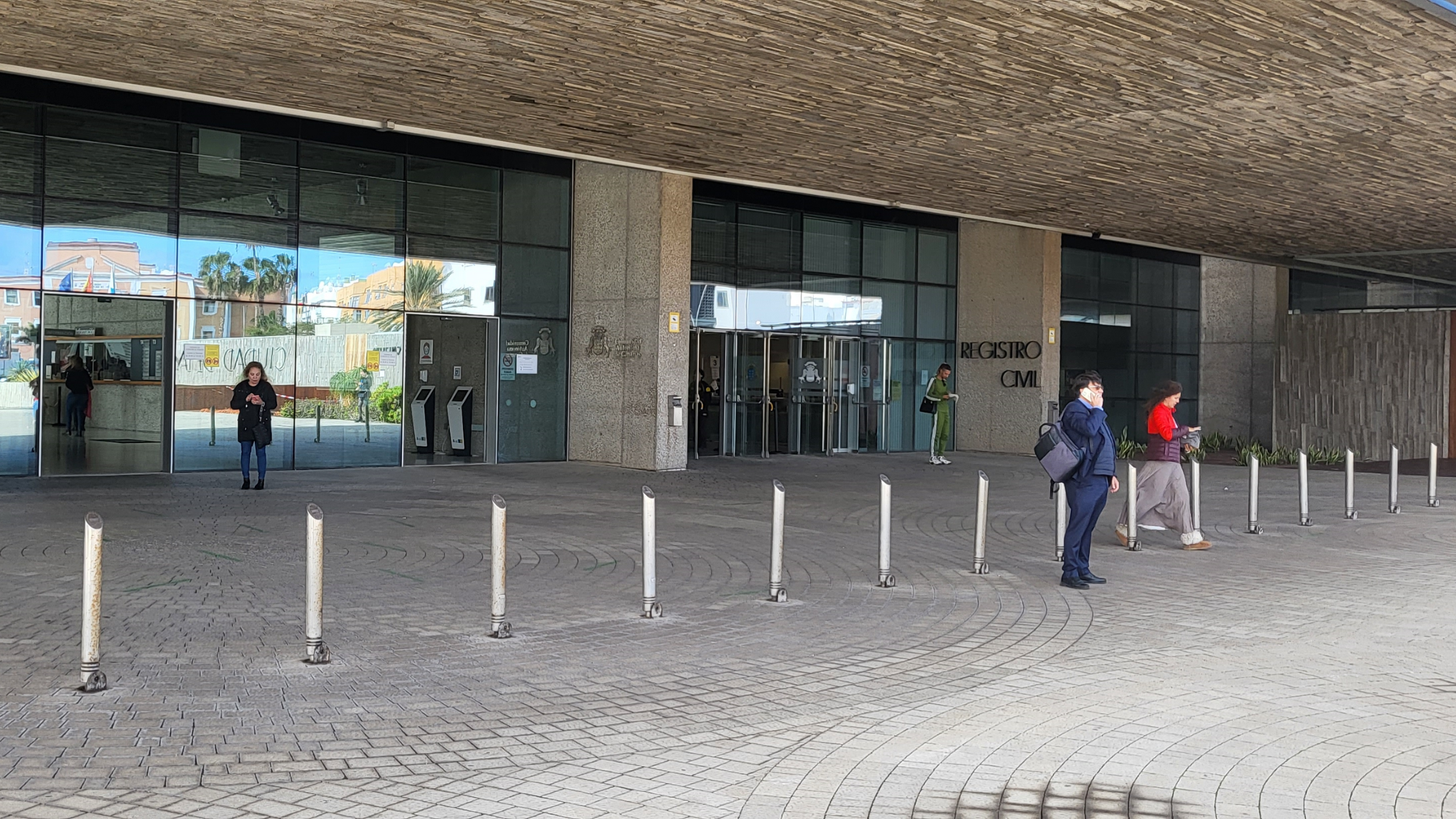 La entrada a la Ciudad de la Justicia este martes sin apenas movimiento como consecuencia de la huelga. / Atlántico Hoy