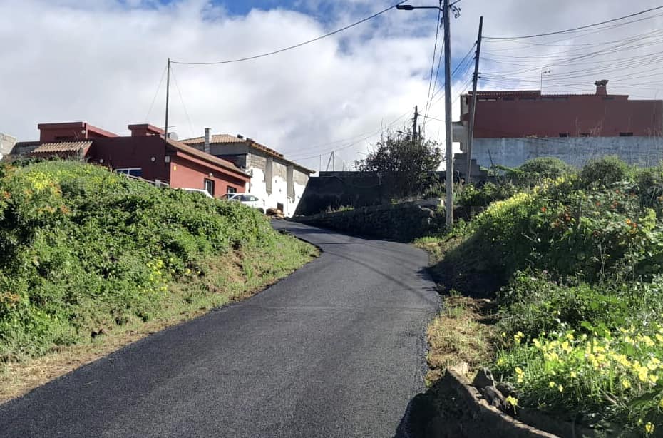Una calle reasfaltada en El Sauzal./ Cedida