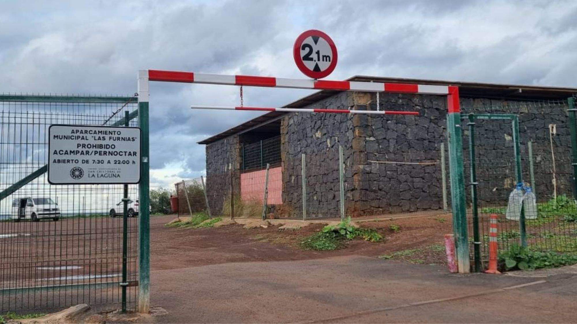 Gálibo retirado por el Ayuntamiento de La Laguna en 'Las Furnias' para evitar el acceso de las autocaravanas. / Cedida