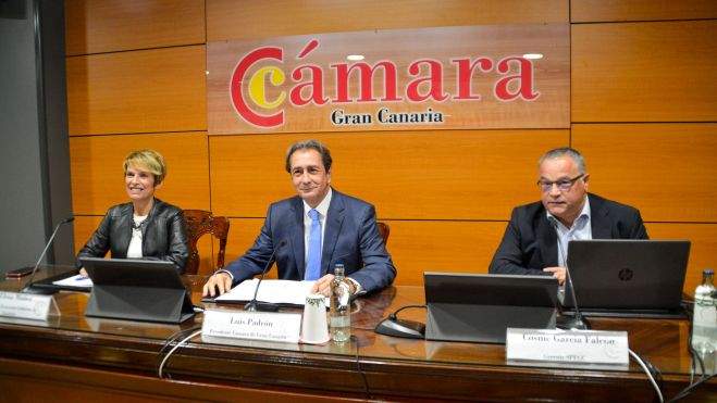 La consejera de Economía, Elena Máñez, el presidente de la Cámara de Comercio, Luis Padrón, y el director gerente de la SPEGC, Cosme García. /Cámara de Comercio de Gran Canaria La consejera de Economía, Elena Máñez, el presidente de la Cámara de Comercio, Luis Padrón, y el director gerente de la SPEGC, Cosme García. /Cámara de Comercio de Gran Canaria