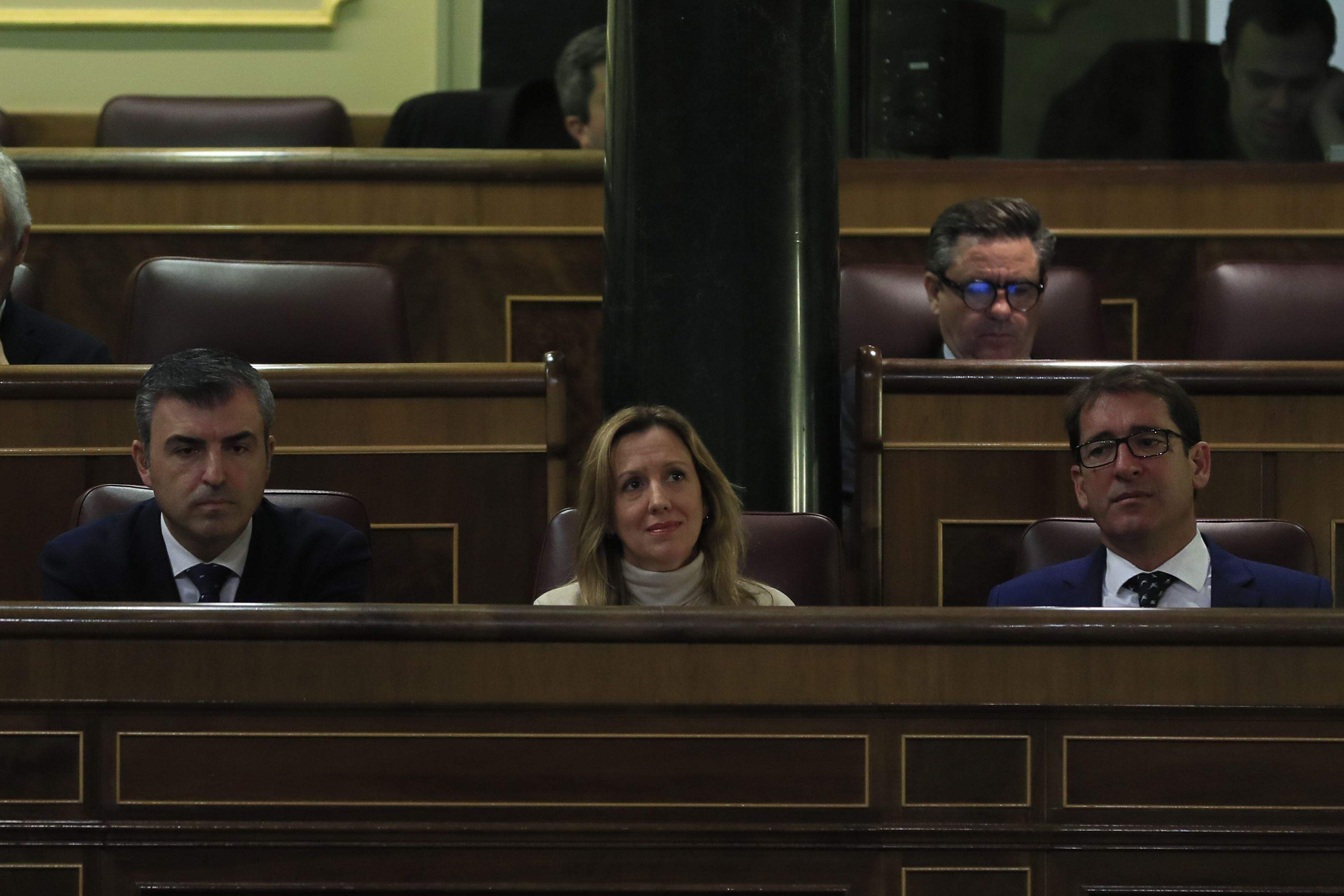 Los diputados Iñaki Lavandera (d), Manuel Domínguez (i) y Rosa Elena Dávila (c), durante el pleno de este martes en el Congreso. / EFE/ Fernando Alvarado
