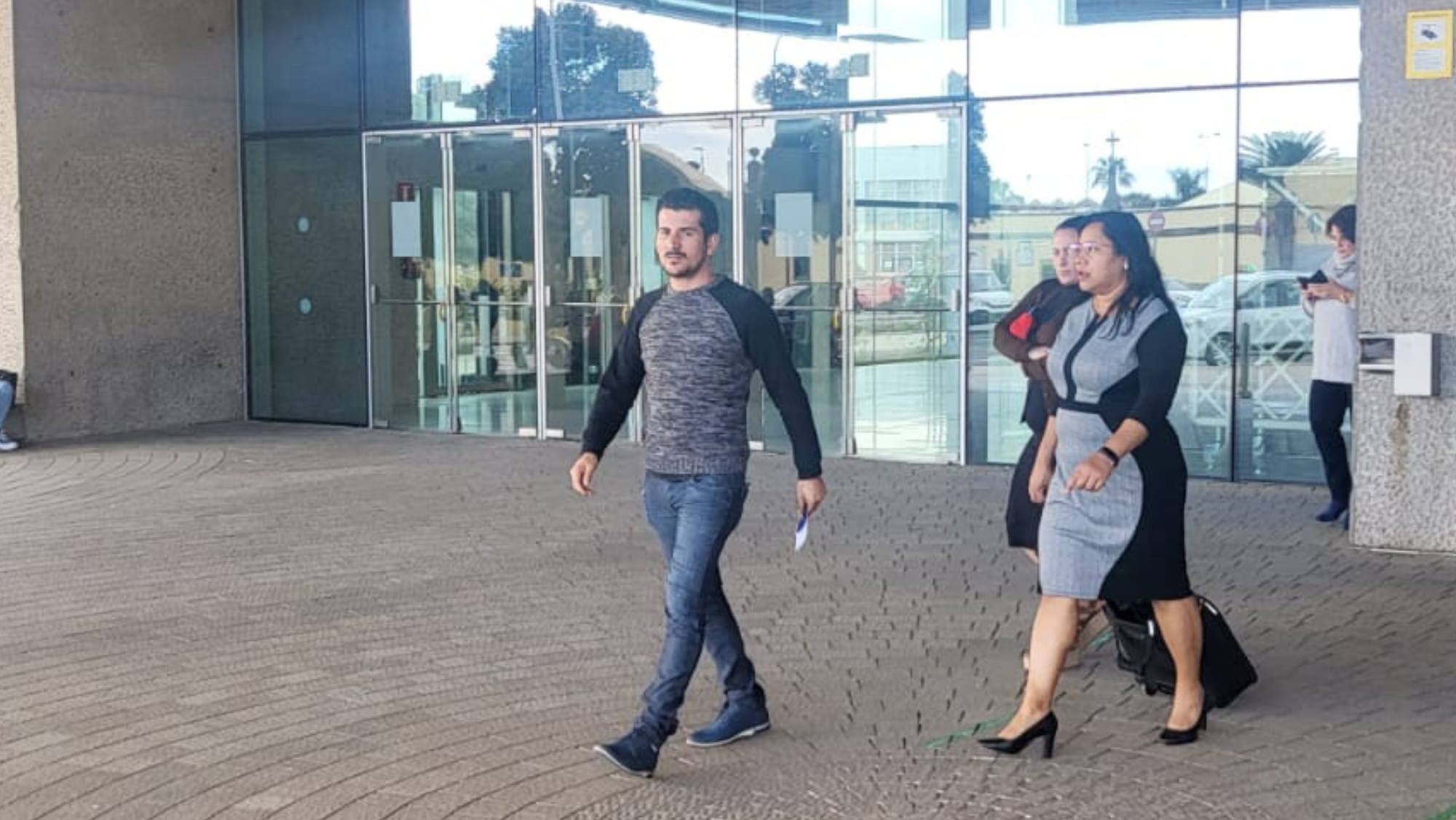 El padre de Yéremi Vargas saliendo de los juzgados tras la suspensión del juicio. / Atlántico Hoy