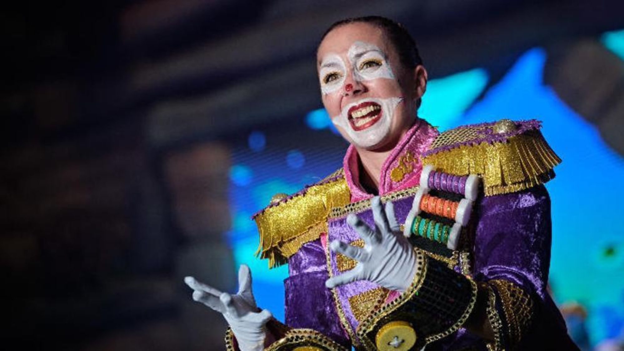 Tania Fernández durante una actuación con la murga MásQlocas. / Ayuntamiento de Santa Cruz