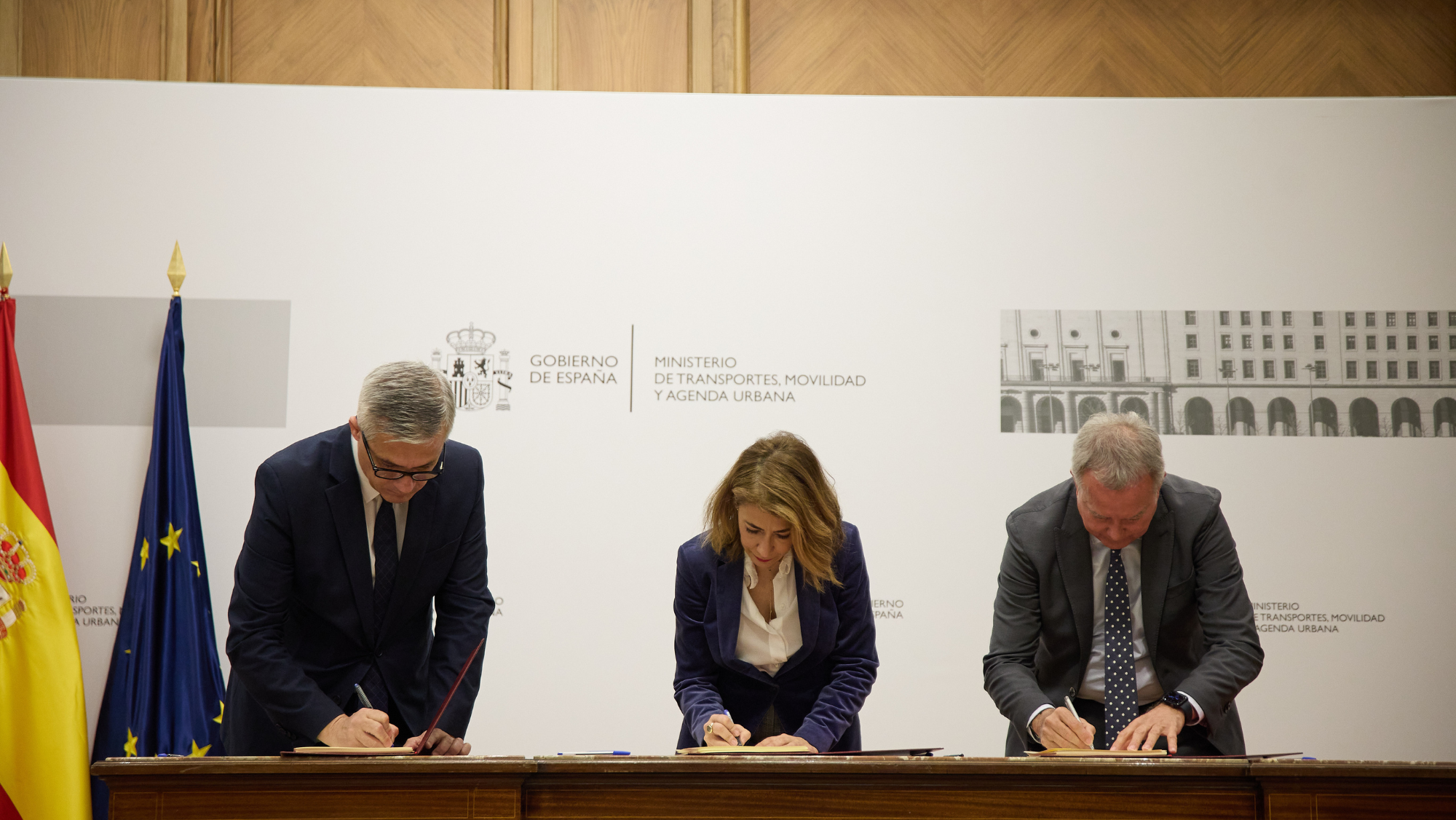 La firma de hoy corresponde al segundo lote de viviendas del parque del ICAVI a rehabilitar. /Consejería de Obras Públicas