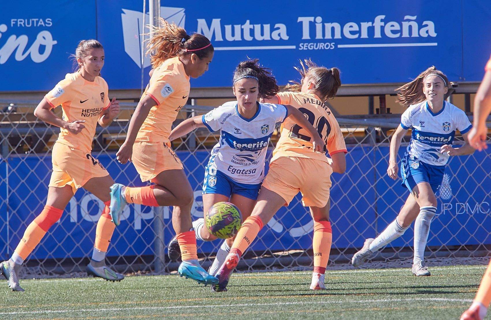Paola Hernández se ha convertido esta temporada en un referente en el centro del campo de la UD Granadilla Tenerife./ Twitter UDGT.