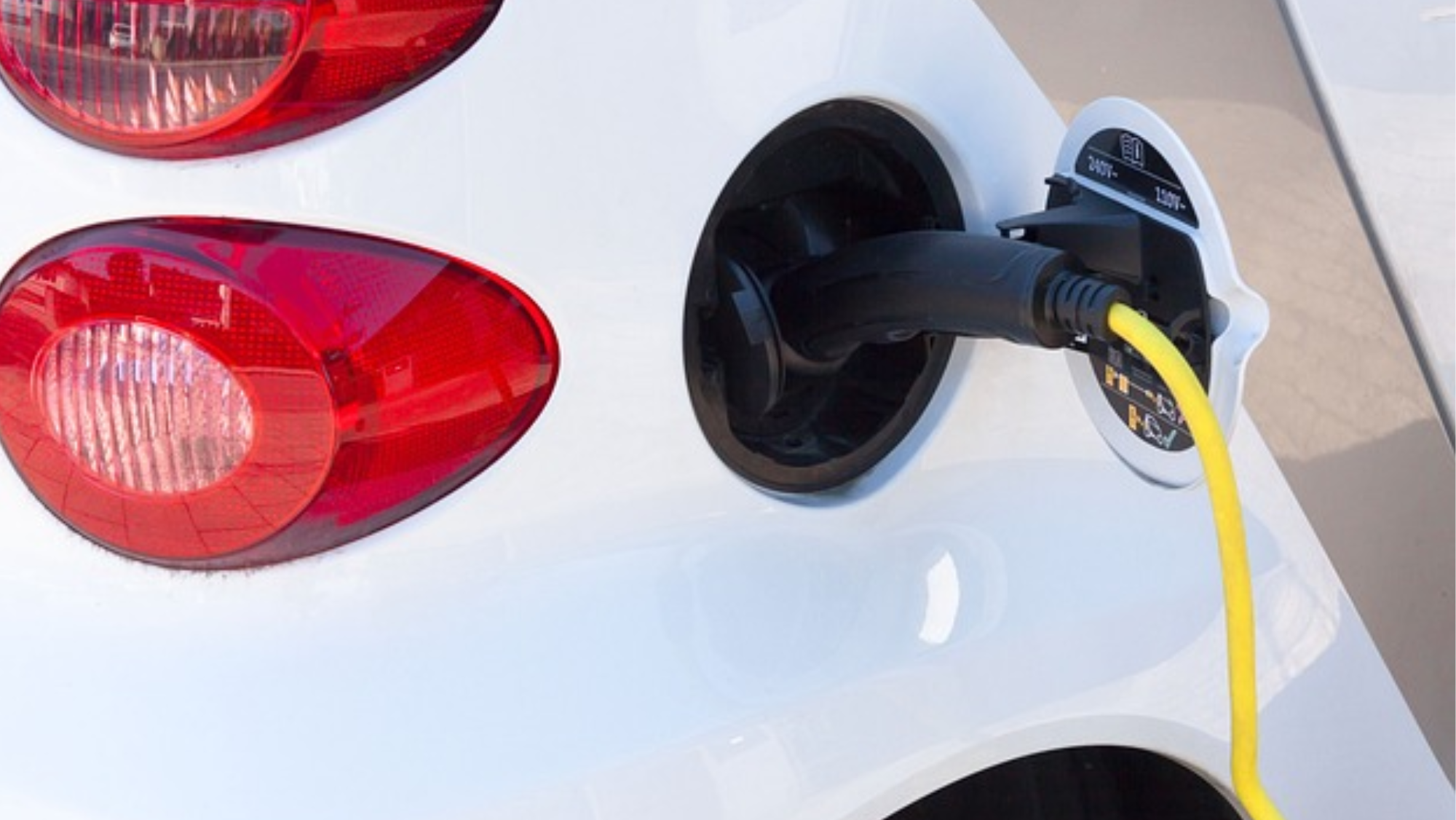 Coche eléctrico en un punto de recarga./ Pixabay