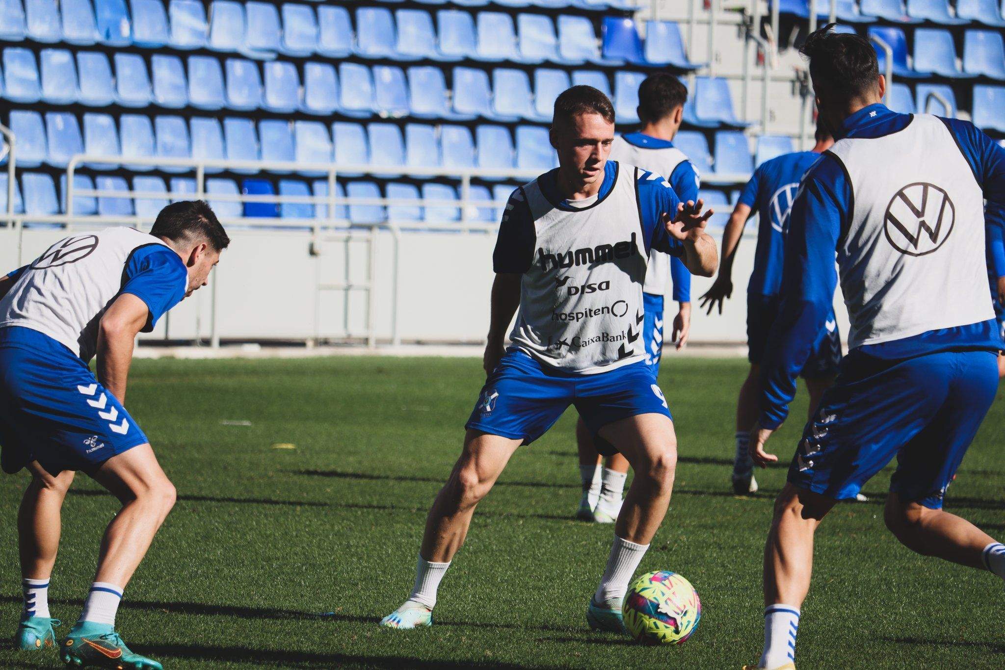 Borja Garcés, en un entrenamiento en el Heliodoro antes de viajar a Granada./ CD Tenerife.