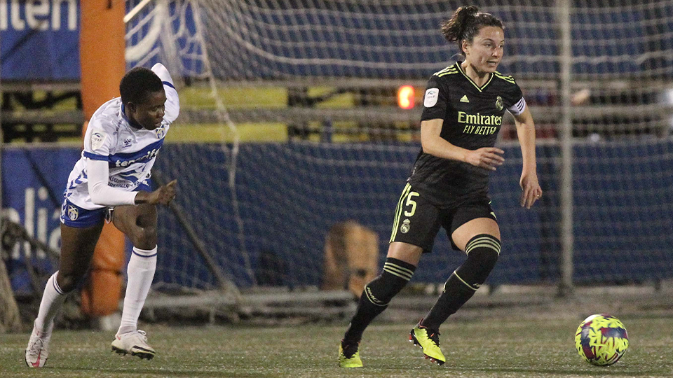 La madridista Ivana Andrés arranca en carrera ante la presión de la delantera del Granadilla Gift Monday./ Liga F.