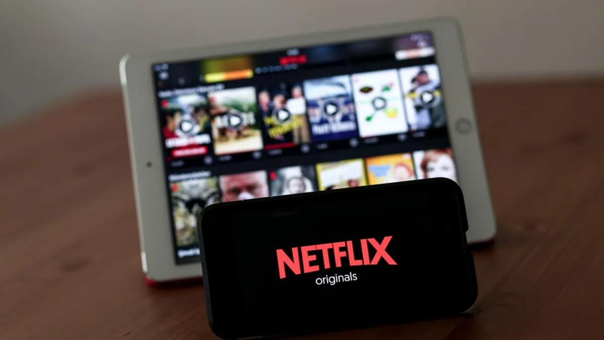 Dos dispositivos con Netflix. / EFE