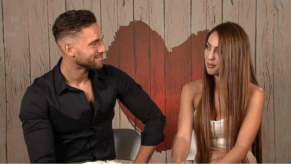 Med en su primer paso por 'First Dates' con su cita Adelaide./ Captura de emisión Med en su primer paso por 'First Dates' con su cita Adelaide./ Captura de emisión