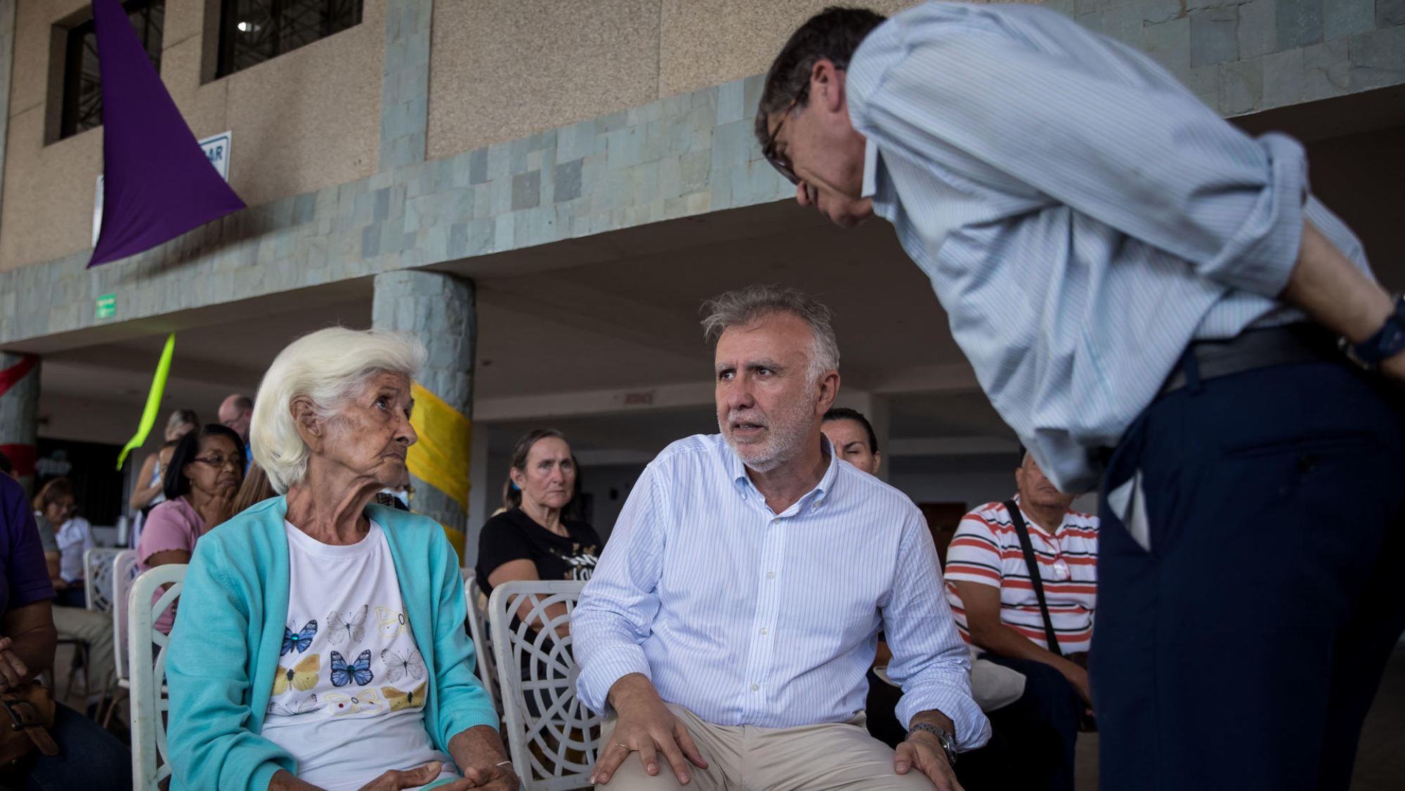 Ángel Víctor Torres en Venezuela con canarios que viven allí. / EFE / Miguel Gutiérrez