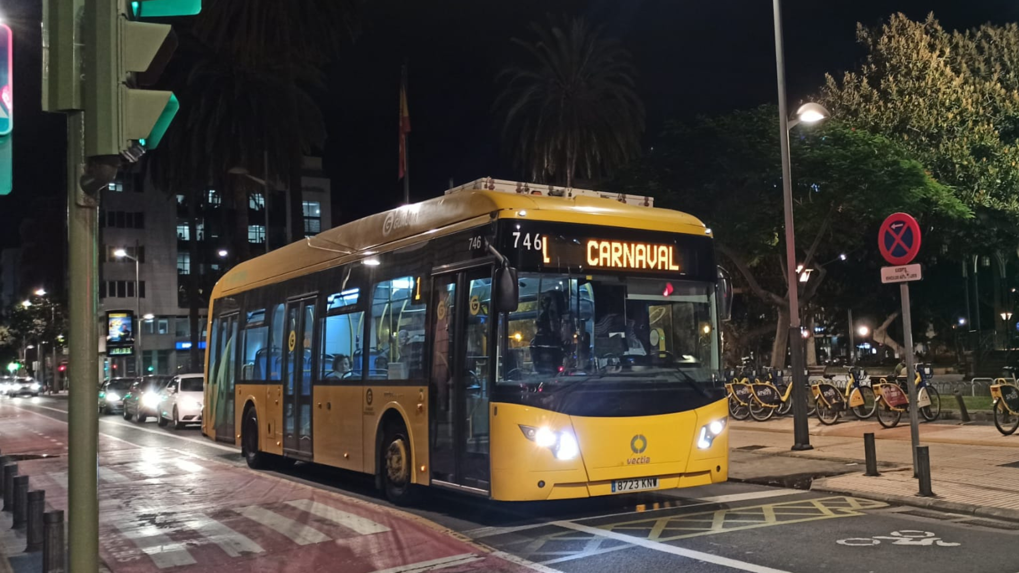Las guaguas municipales que operan en los carnavales llevarán un letrero como en la foto para diferenciarlas. Atlántico Hoy
