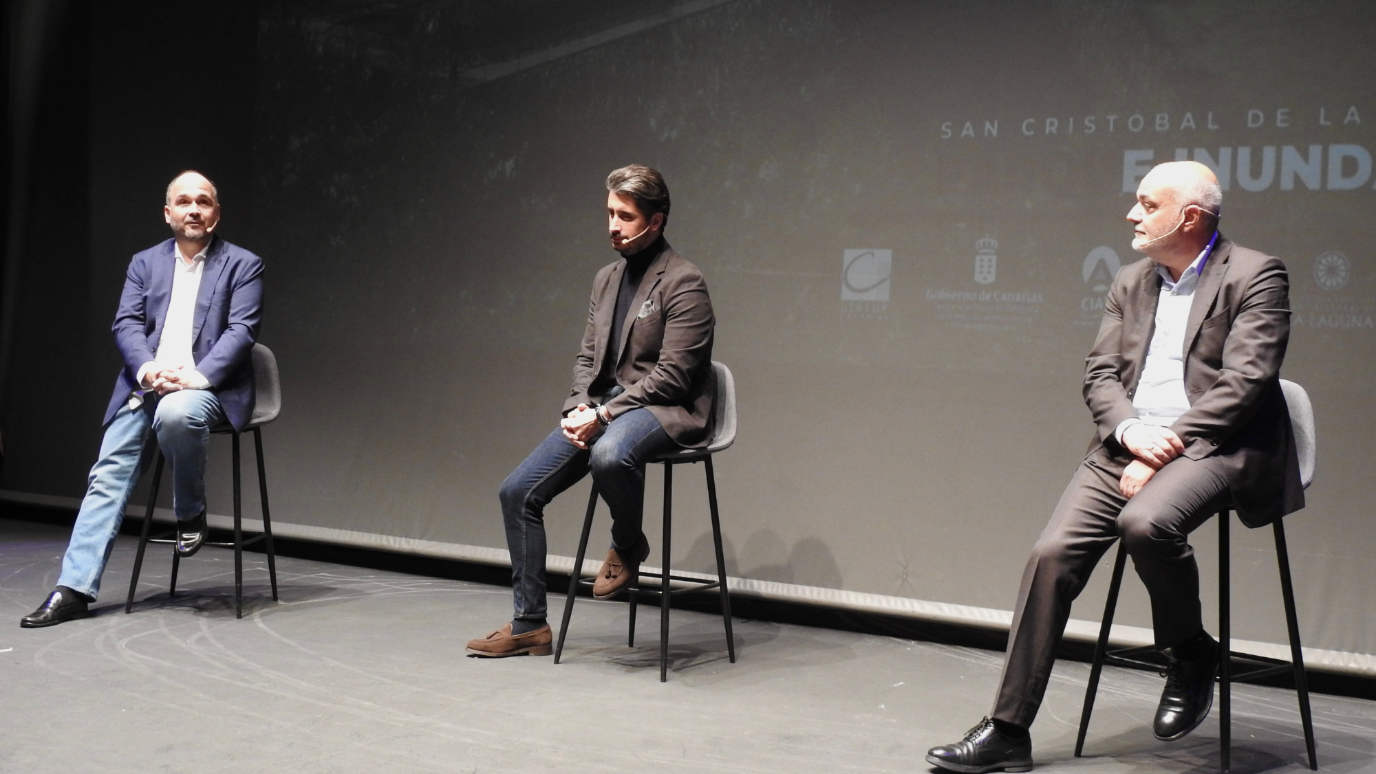El alcalde de La Laguna, Luis Yeray Gutiérrez (c), junto al consejero de Transición Ecológica del Gobierno de Canarias, José Antonio Valbuena (i) y el gerente de la empresa mixta Teidagua, Félix de Armas, ha presen