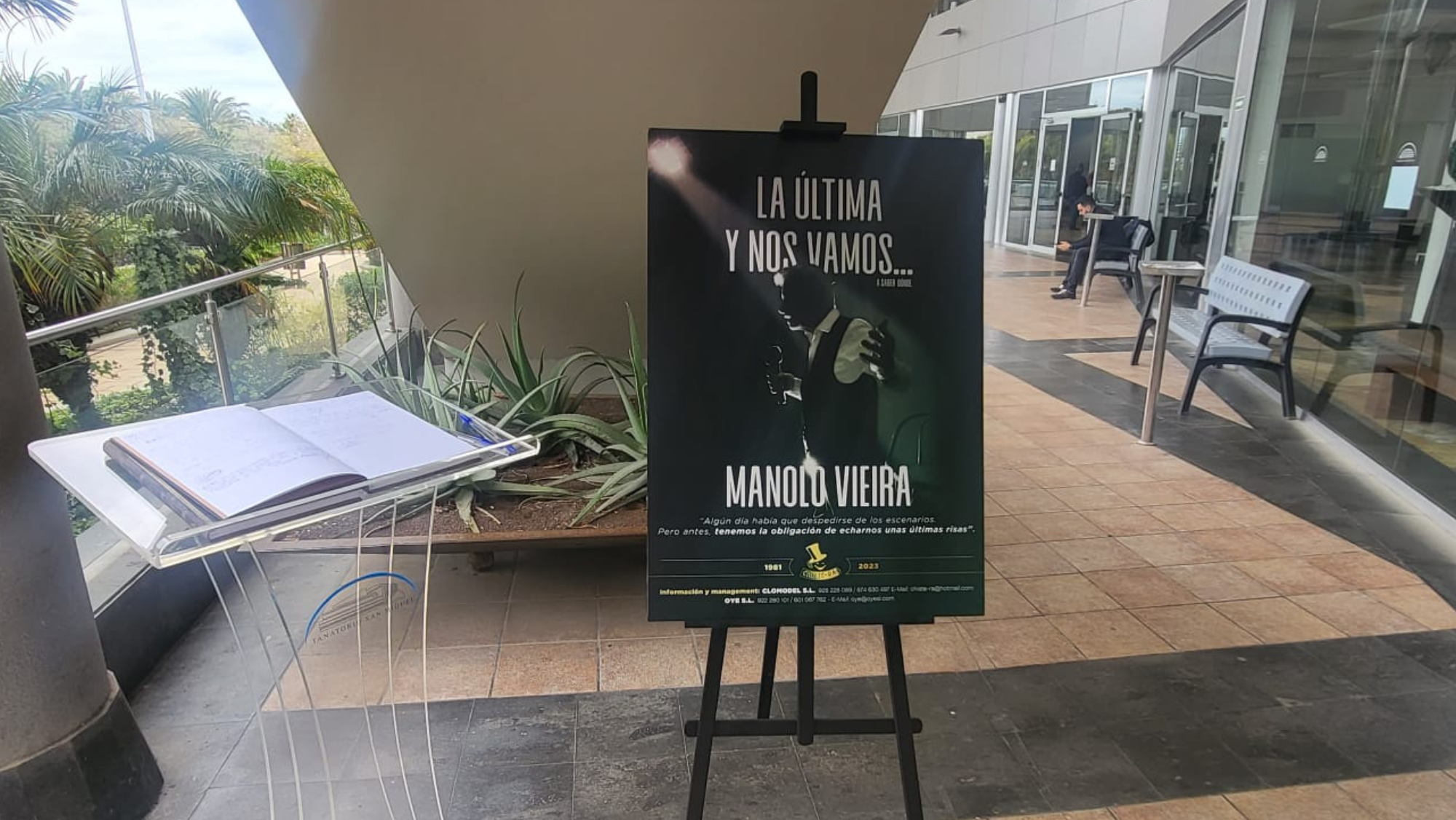 El libro de condolencias en la capilla ardiente de Manolo Vieira. / Atlántico Hoy (1)