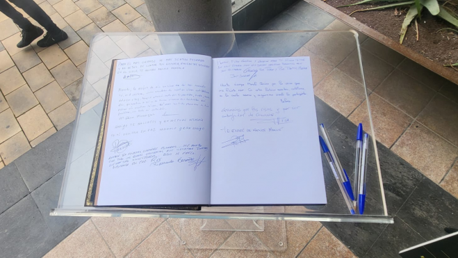 El libro de condolencias en la capilla ardiente de Manolo Vieira. / Atlántico Hoy El libro de condolencias en la capilla ardiente de Manolo Vieira. / Atlántico Hoy