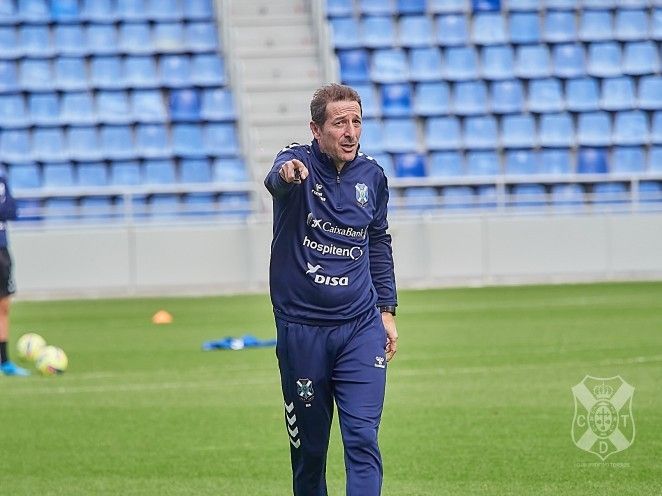 Ramis dirige un entrenamiento antes de visitar Granada con un estado anímico reforzado por una tranquila situación clasificatoria./ CD Tenerife.