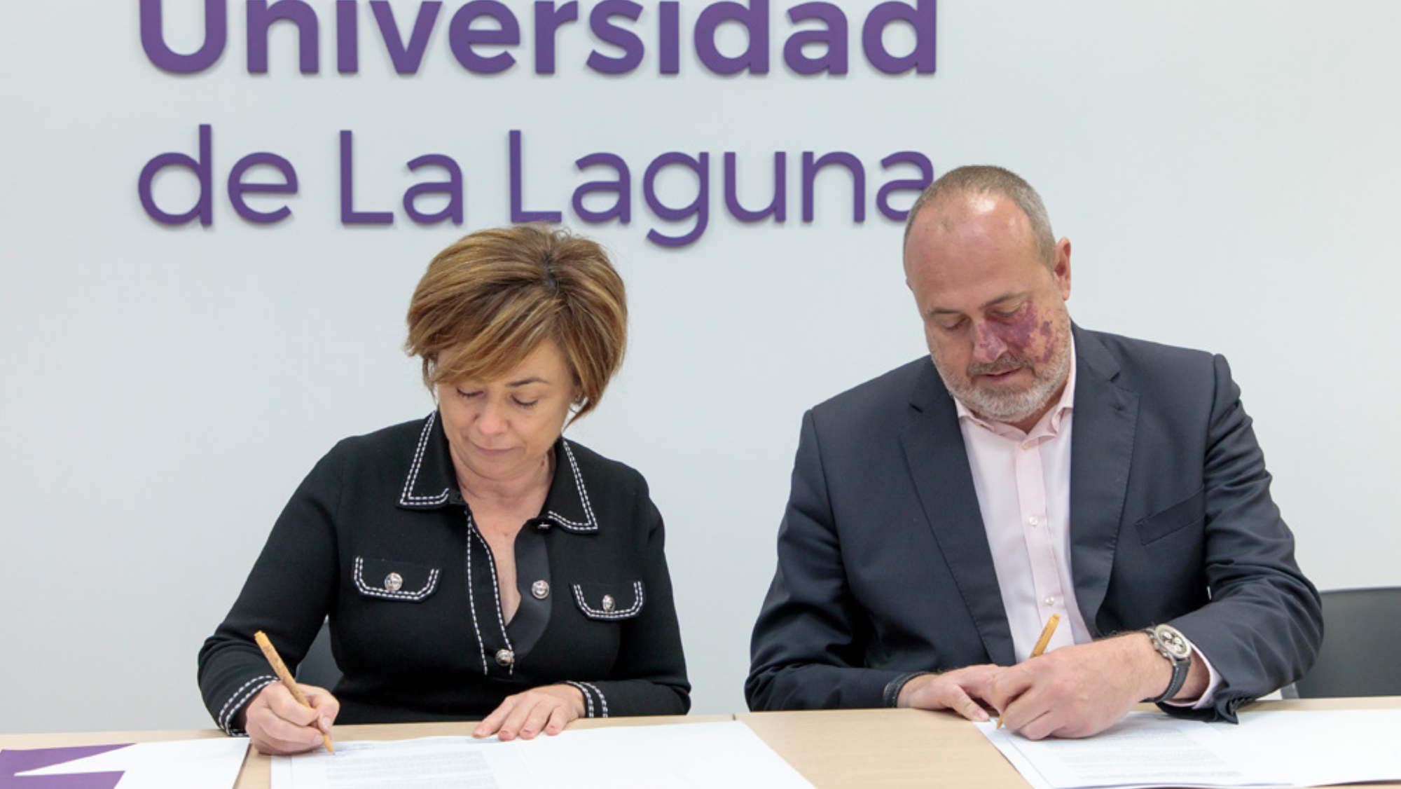 La rectora de la Universidad de La Laguna, Rosa Aguilar, y el consejero Enrique Arriaga durante la firma del acuerdo. / Universidad de La Laguna