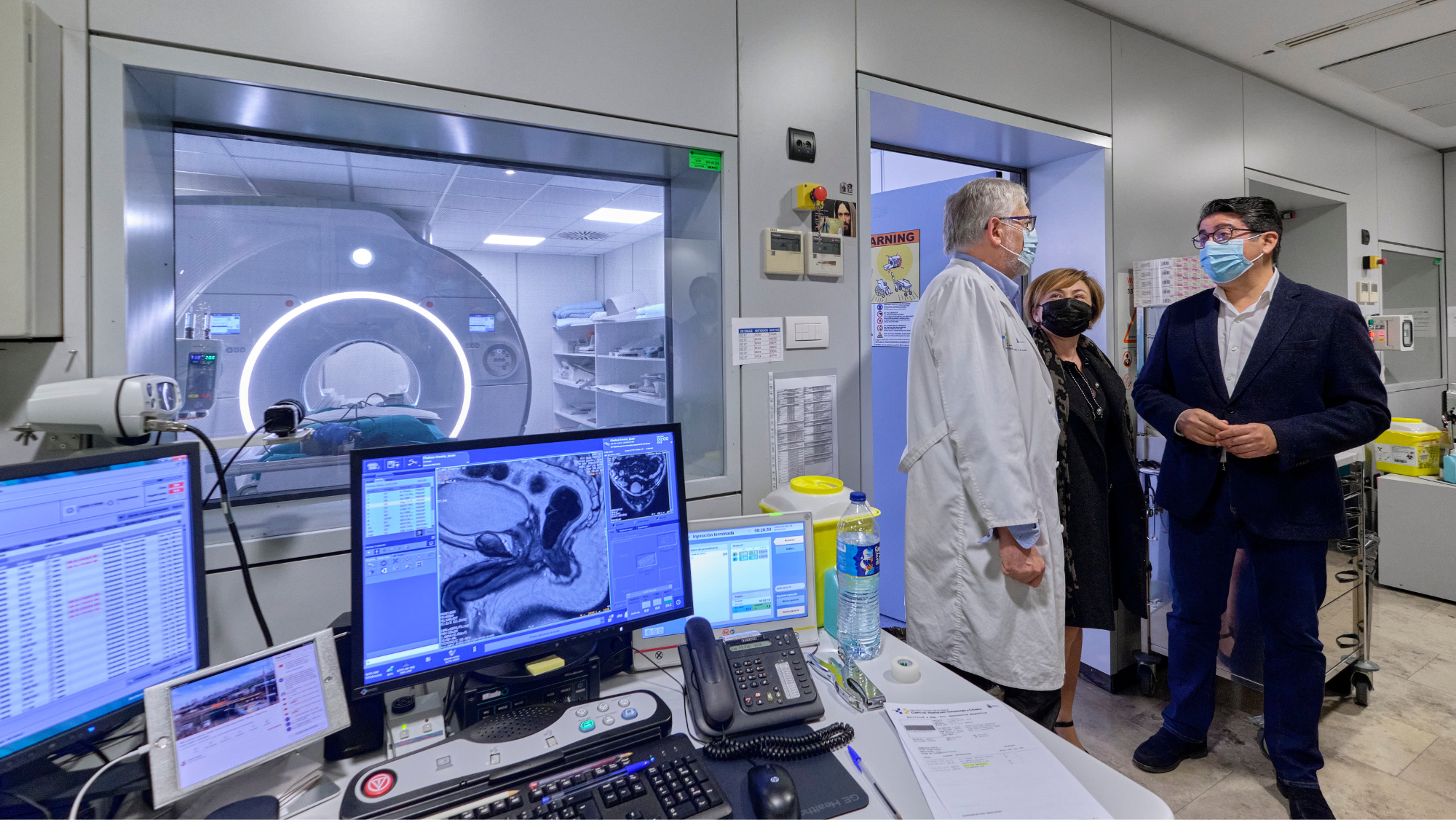 El presidente del Cabildo, Pedro Martín, y la rectora de la ULL, Rosa Aguilar, en la visita de la nueva máquina de resonancia magnética que se ha incorporado recientemente al Instituto Médico Tinerfeño. / Cabildo de Tenerife