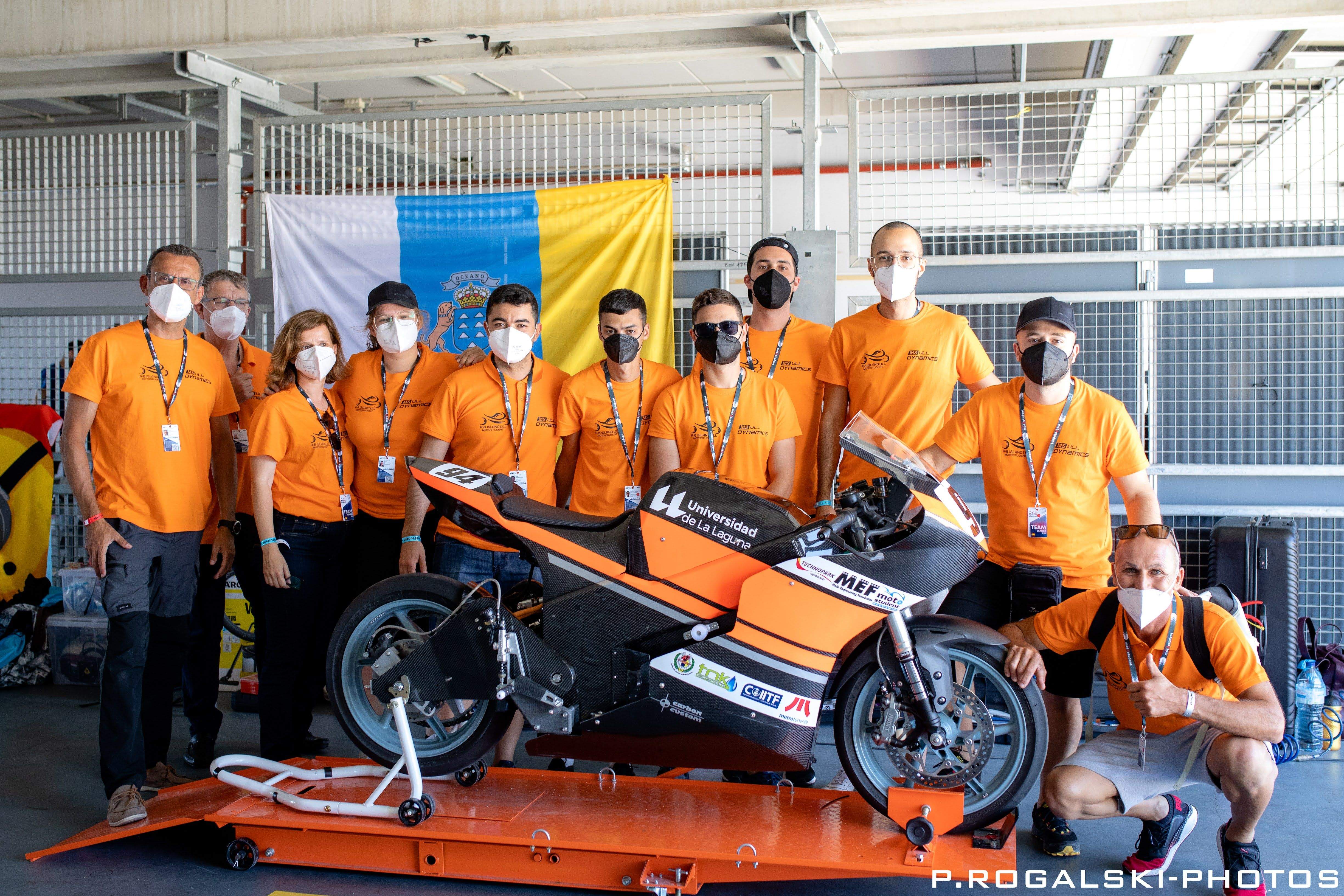 Foto del equipo durante la competición Motostudent Aragón de 2021. / Cedida 