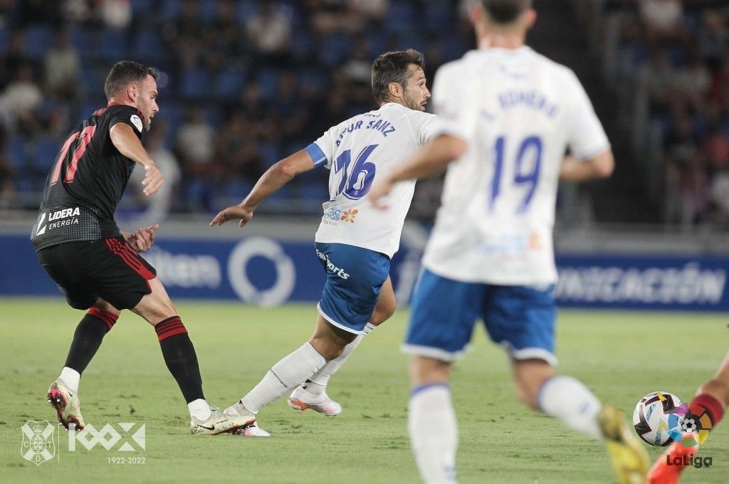 Aitor Sanz e Iván Romero fueron titulares en el Tenerife - Granada de la primera vuelta, donde vencieron los blanquiazules 2-0 y el delantero cedido por el Sevilla abrió el marcador./ CD Tenerife.