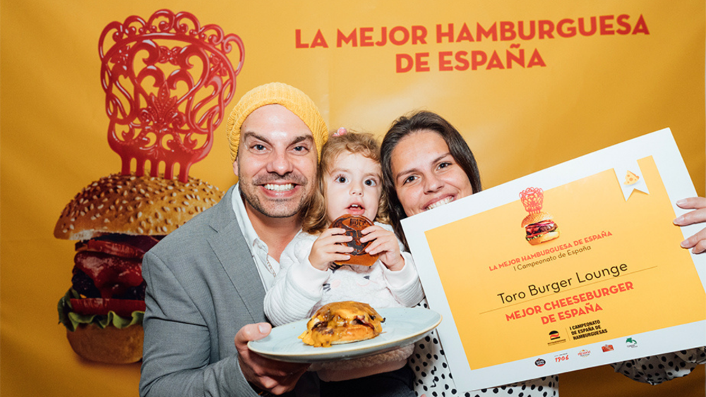 Dado, Rafaela y su hija Maya recogen el premio a la Mejor Cheeseburger de España 2020./ Cedida