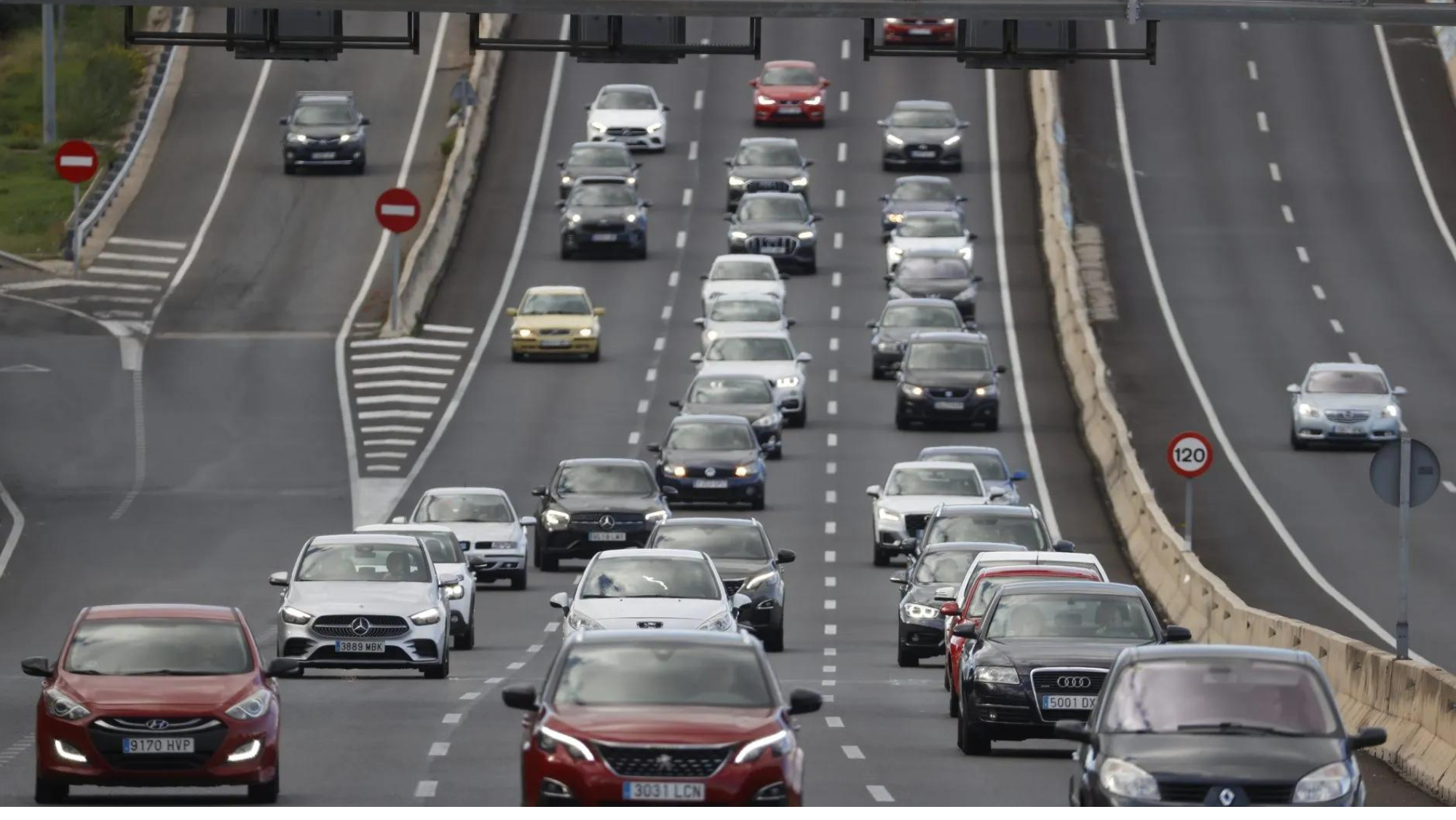 Tráfico en una carretera. / EFE
