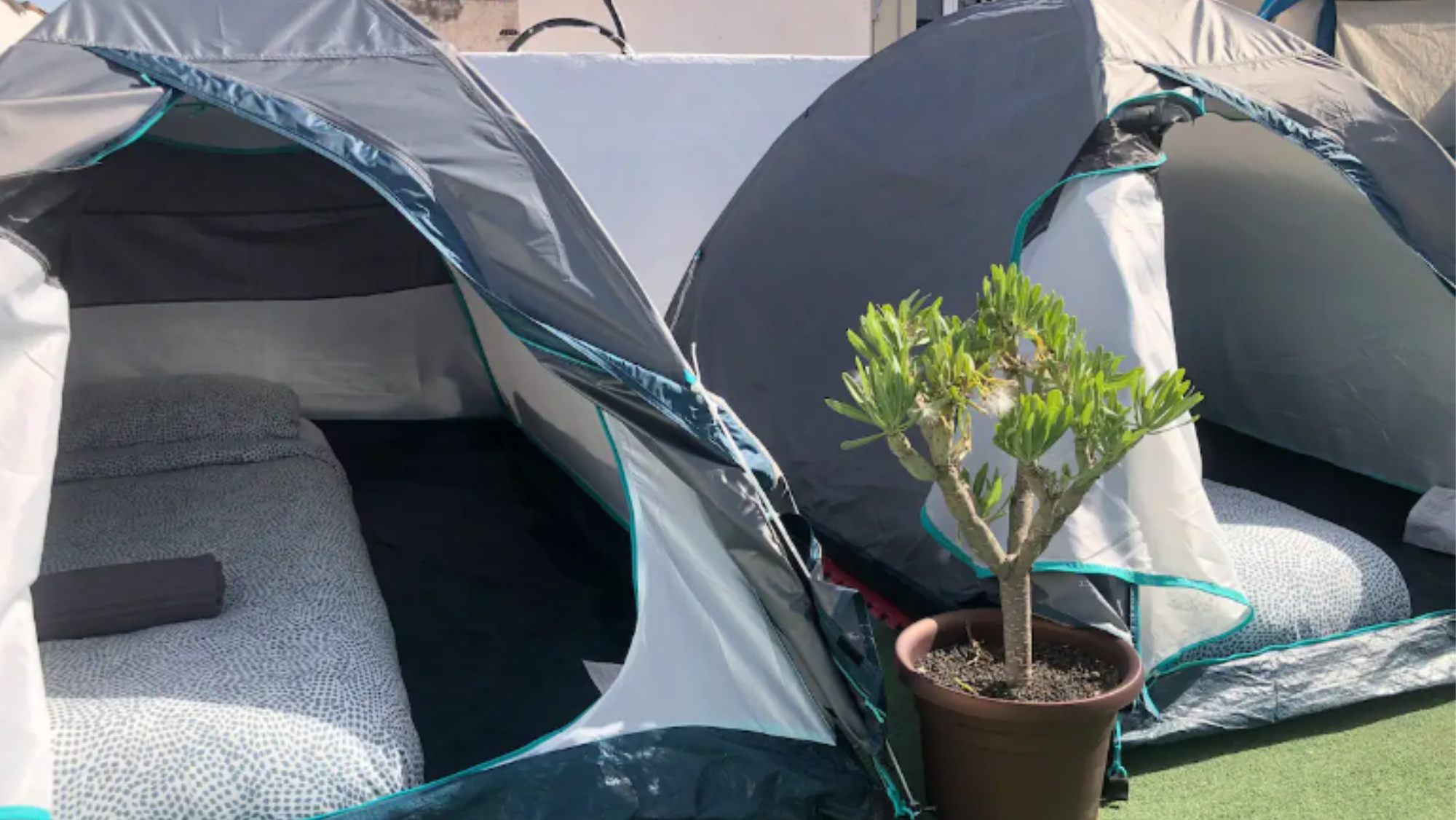 Imagen de las casetas de campaña en una azotea de una casa en Lanzarote. Airbnb Imagen de las casetas de campaña en una azotea de una casa en Lanzarote. Airbnb