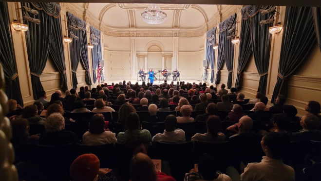 Actuación de Mestisay y Olga Cerpa en Nueva York. / Olga Cerpa y Mestisay