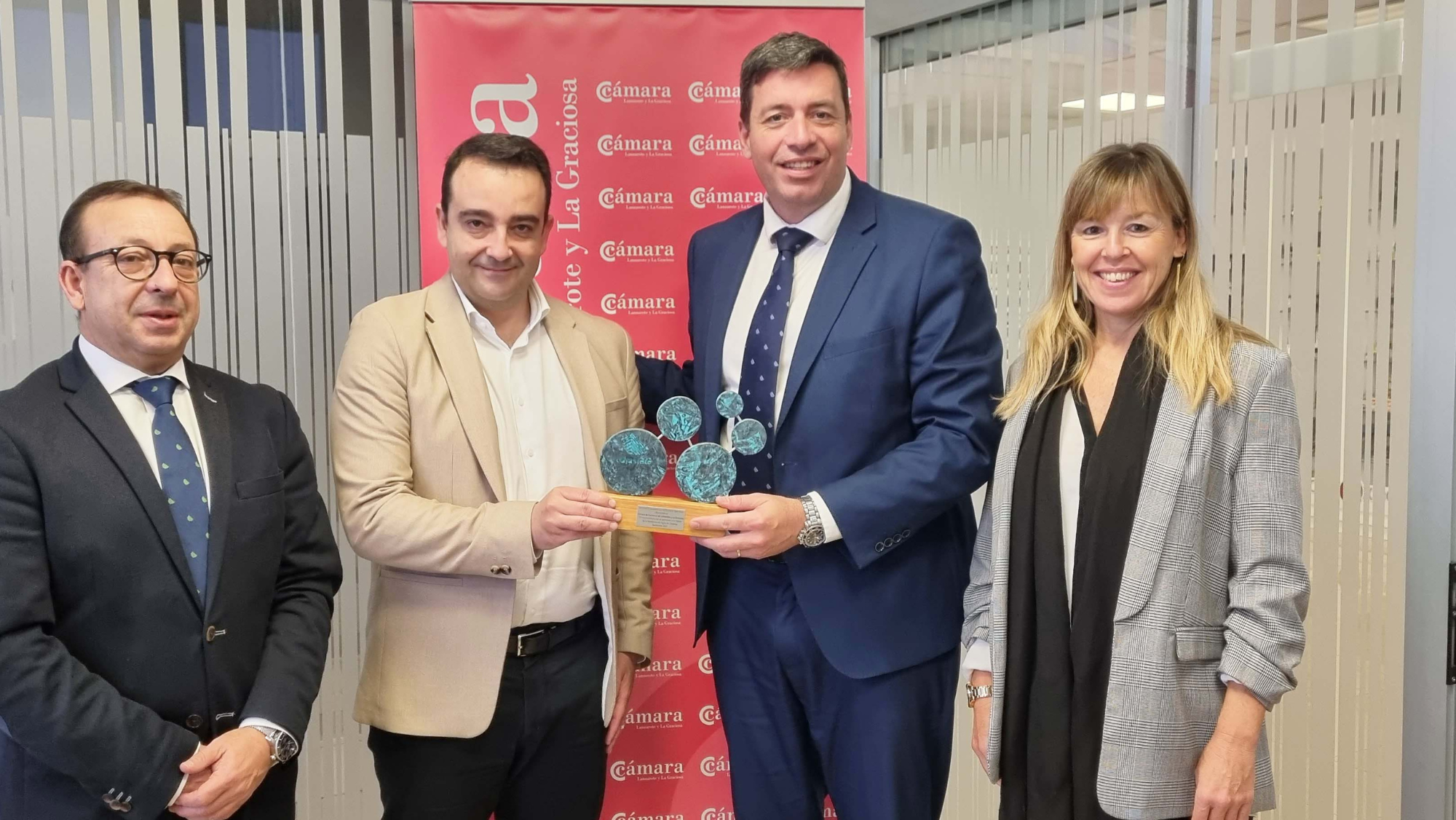 Momento de entrega del reconocimiento a la Cámara. / Cámara de Comercio de Lanzarote