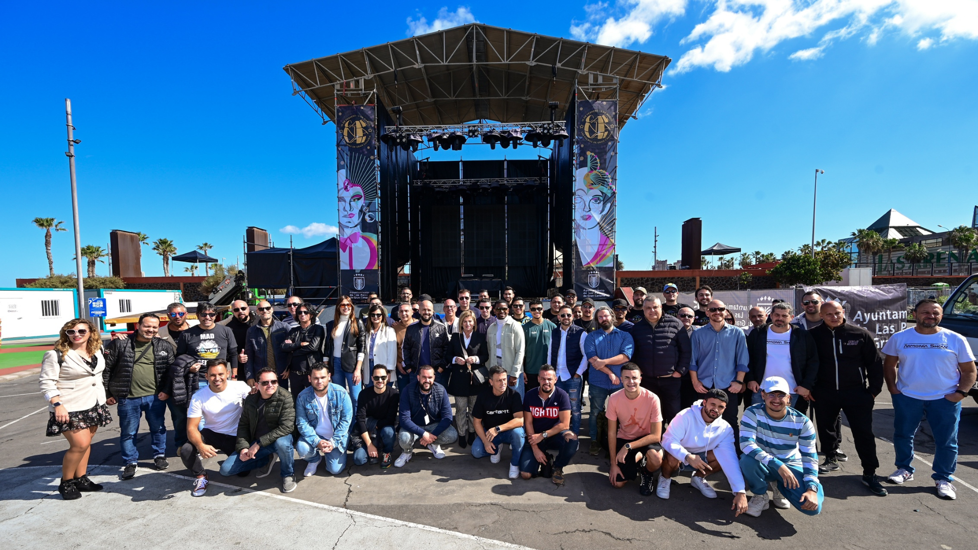 Los artistas visitando los escenarios de la plaza de la Música. /Carnaval de Las Palmas de Gran Canaria