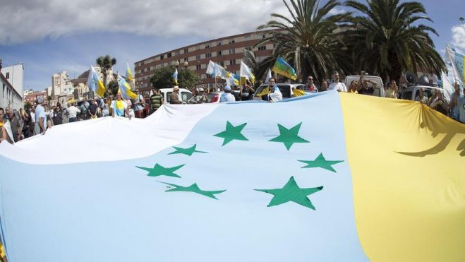 Bandera de las siete estrellas verdes en una marcha por la independencia canaria. /Efe Bandera de las siete estrellas verdes en una marcha por la independencia canaria. /Efe