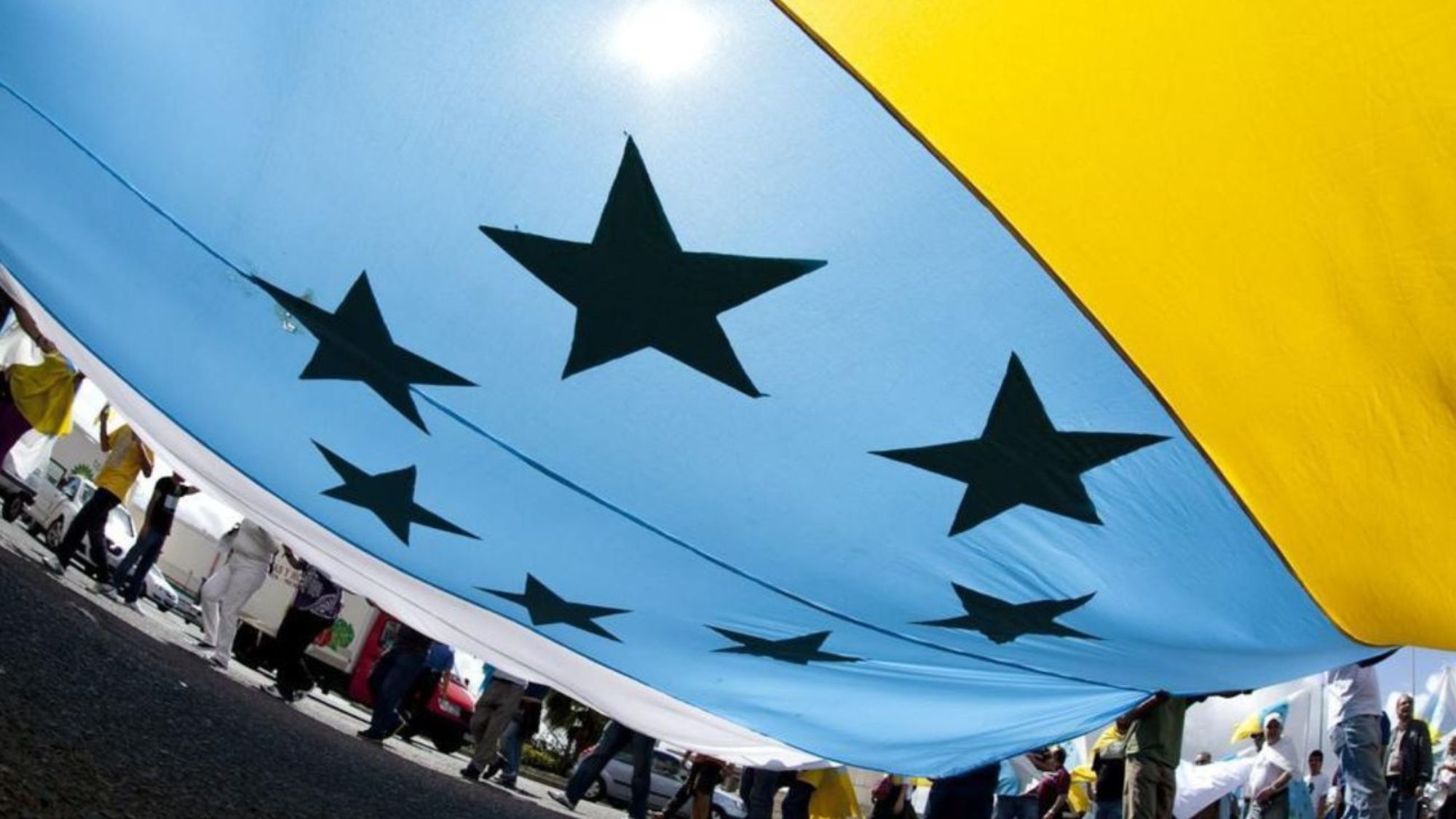 Únicamente un 2,5% de la población de las Islas se siente sólo canario. En la imagen, bandera tricolor canaria con las siete estrellas verdes. / AH