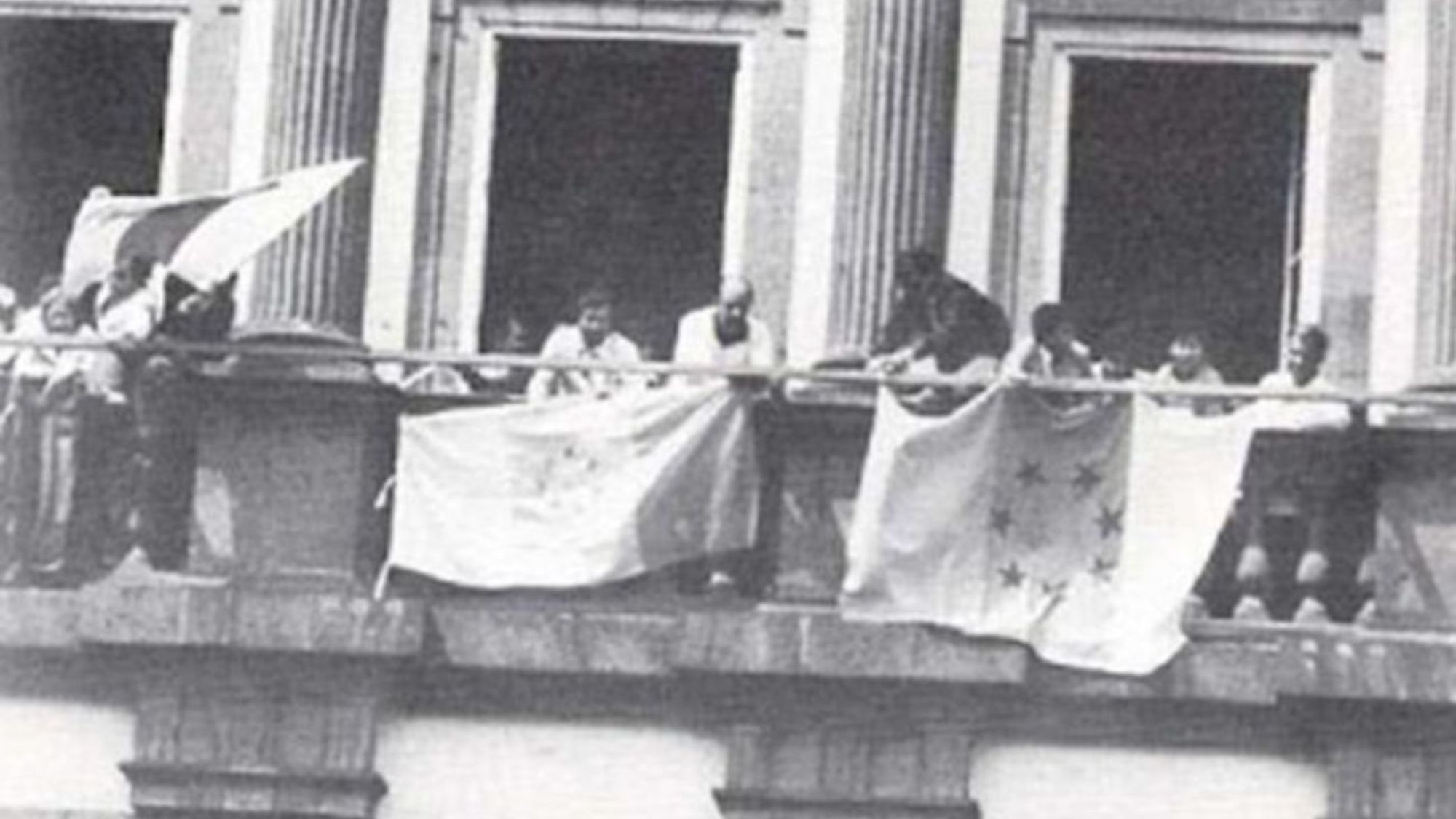 Integrantes de UPC cuelgan la bandera de las siete estrellas verdes en los balcones de las Casas Consistoriales de Las Palmas de Gran Canaria. 