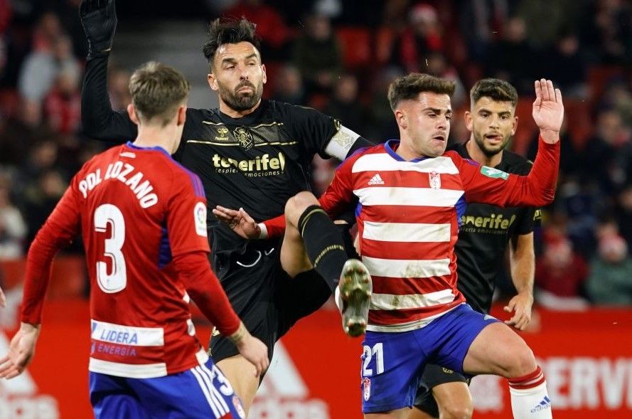 El árbitro señaló fuera de Gallego y anuló el tanto de Elady antes de que Uzuni, de nuevo de penalti, marcara el 2-0 para el Granada./ Twitter CD Tenerife LaLiga.