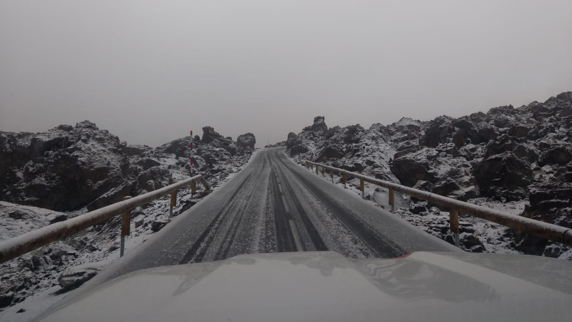 Carretera del Parque Nacional del Teide con placas de hielo. / Cabildo de Tenerife